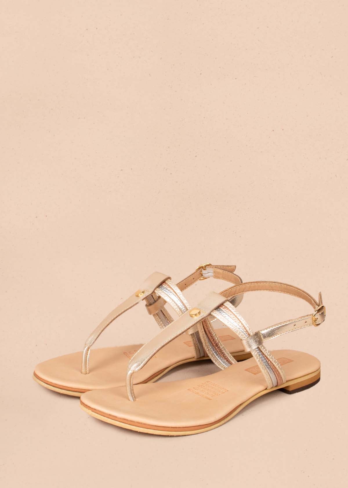 Sandalias planas tres puntadas color dorado 104120