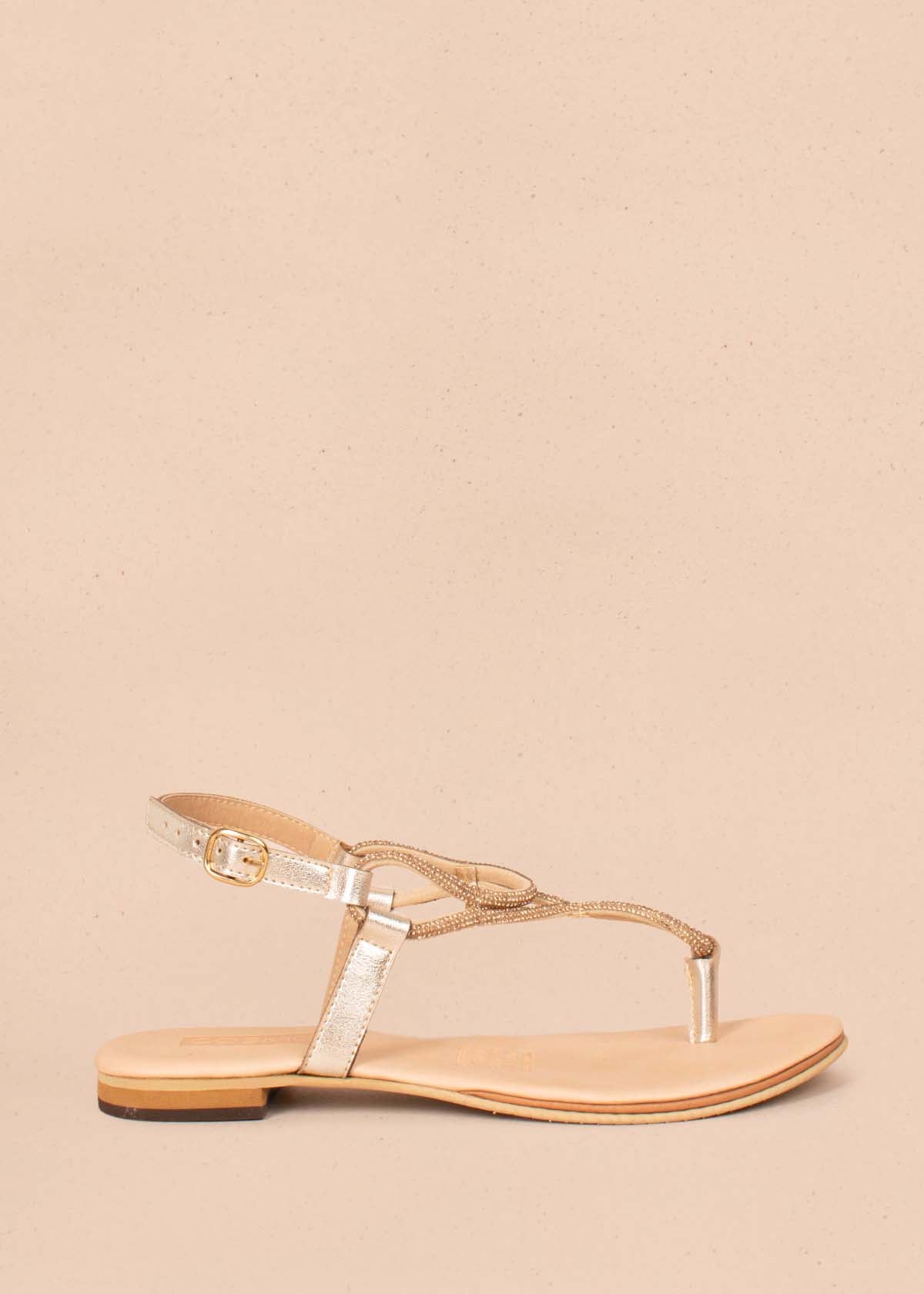 Sandalias planas tres puntadas color dorado con aplique de piedras 104121