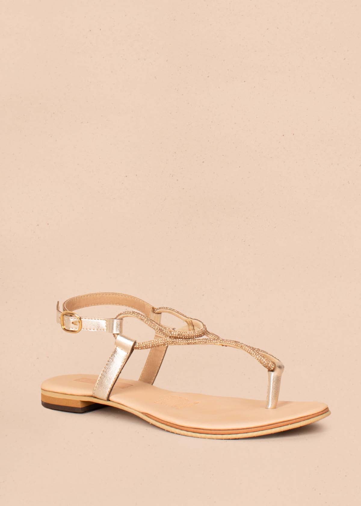 Sandalias planas tres puntadas color dorado con aplique de piedras 104121