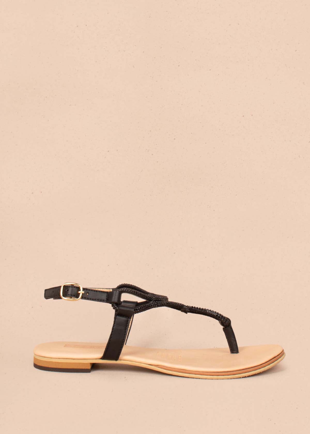 Sandalias planas tres puntadas color negro con aplique de piedras 104121