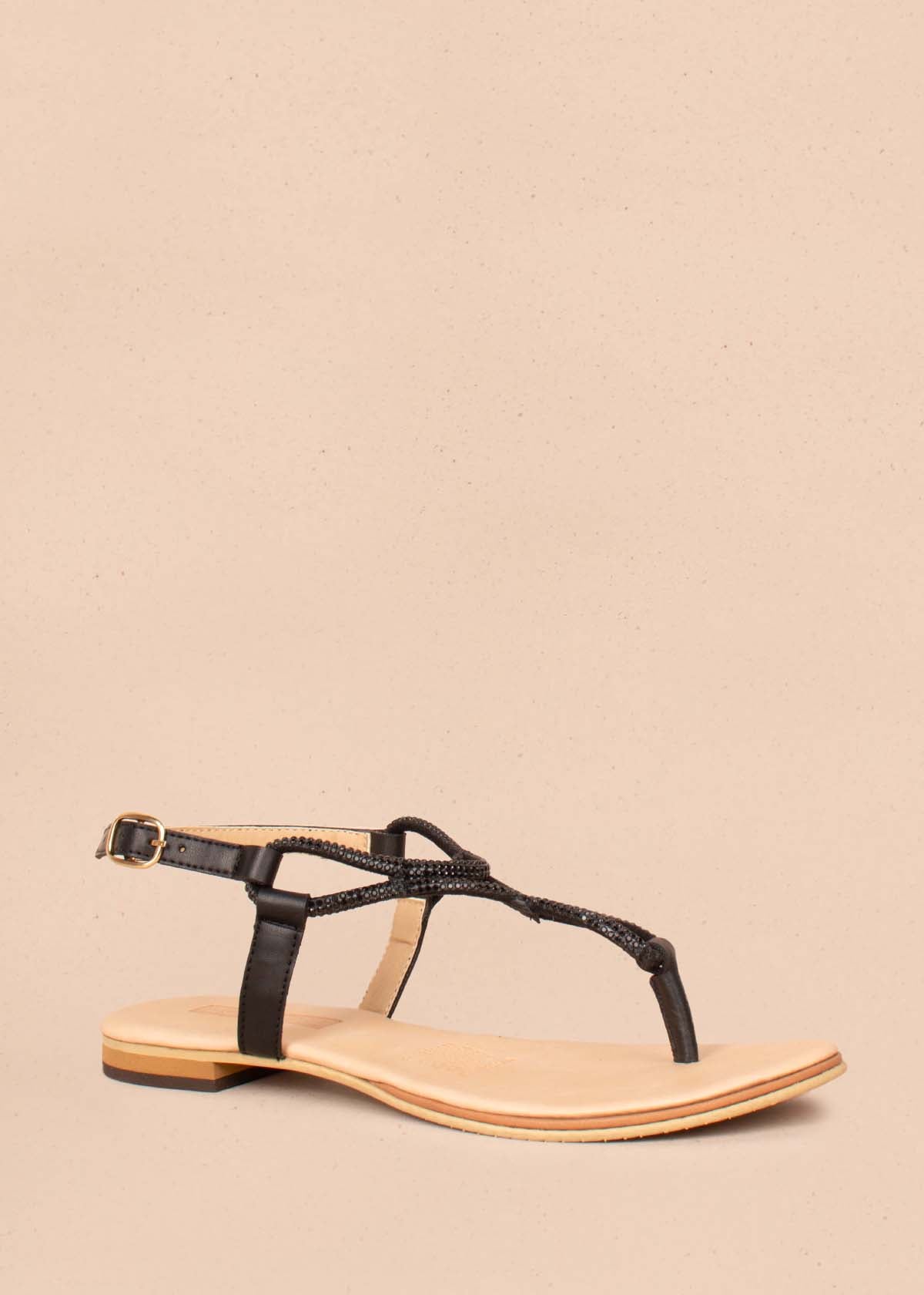 Sandalias planas tres puntadas color negro con aplique de piedras 104121