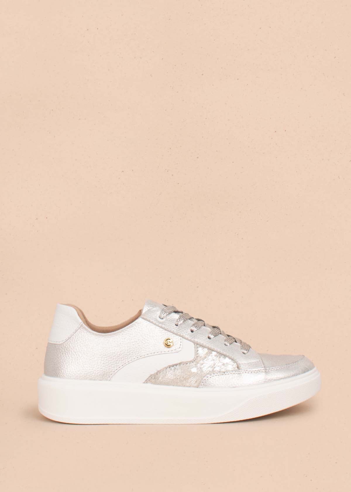 Tenis deportivos en cuero color plata con textura tipo croco 104321