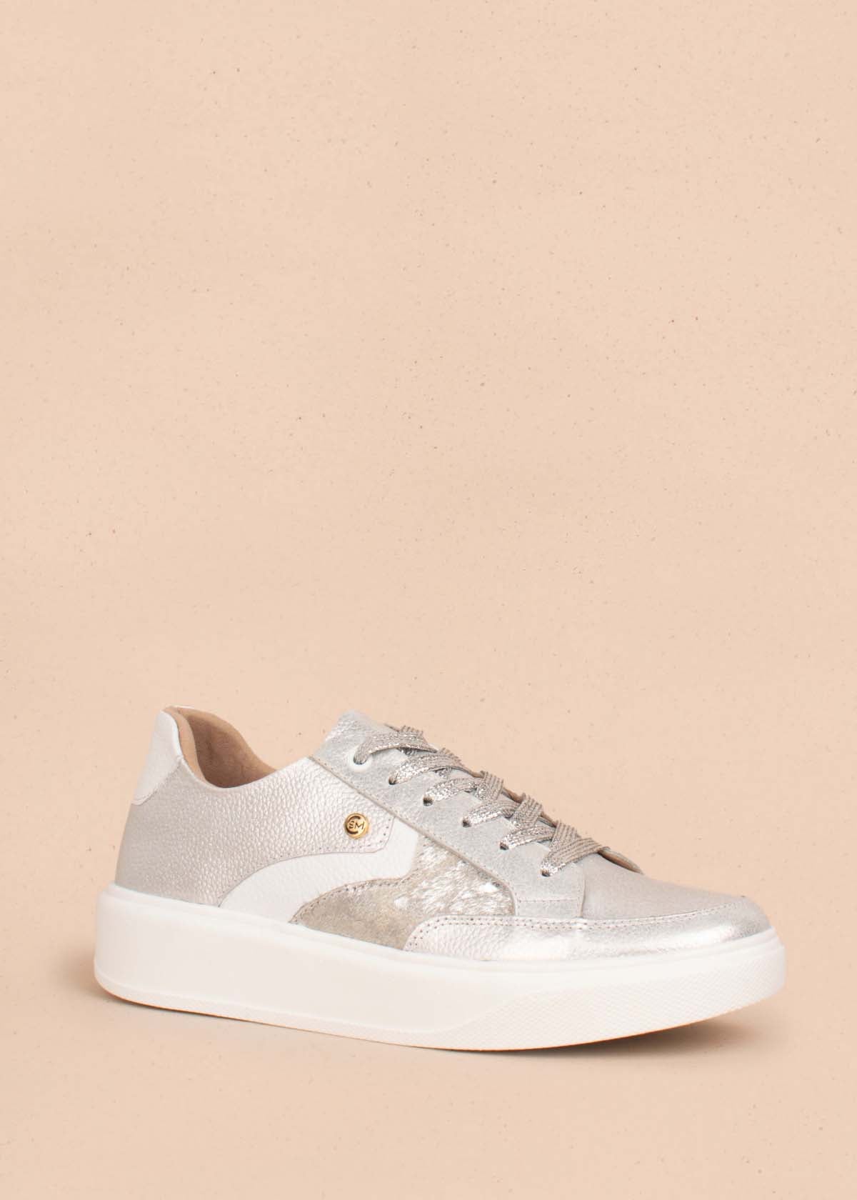 Tenis deportivos en cuero color plata con textura tipo croco 104321