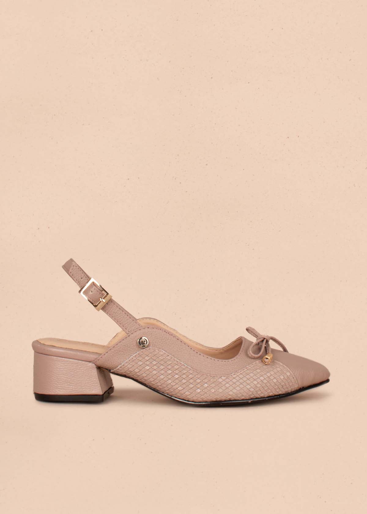 Tacones trabilla en cuero color taupe con moño 104327