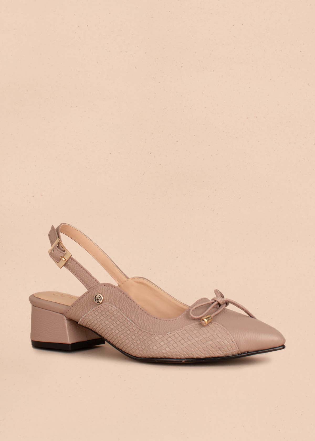 Tacones trabilla en cuero color taupe con moño 104327
