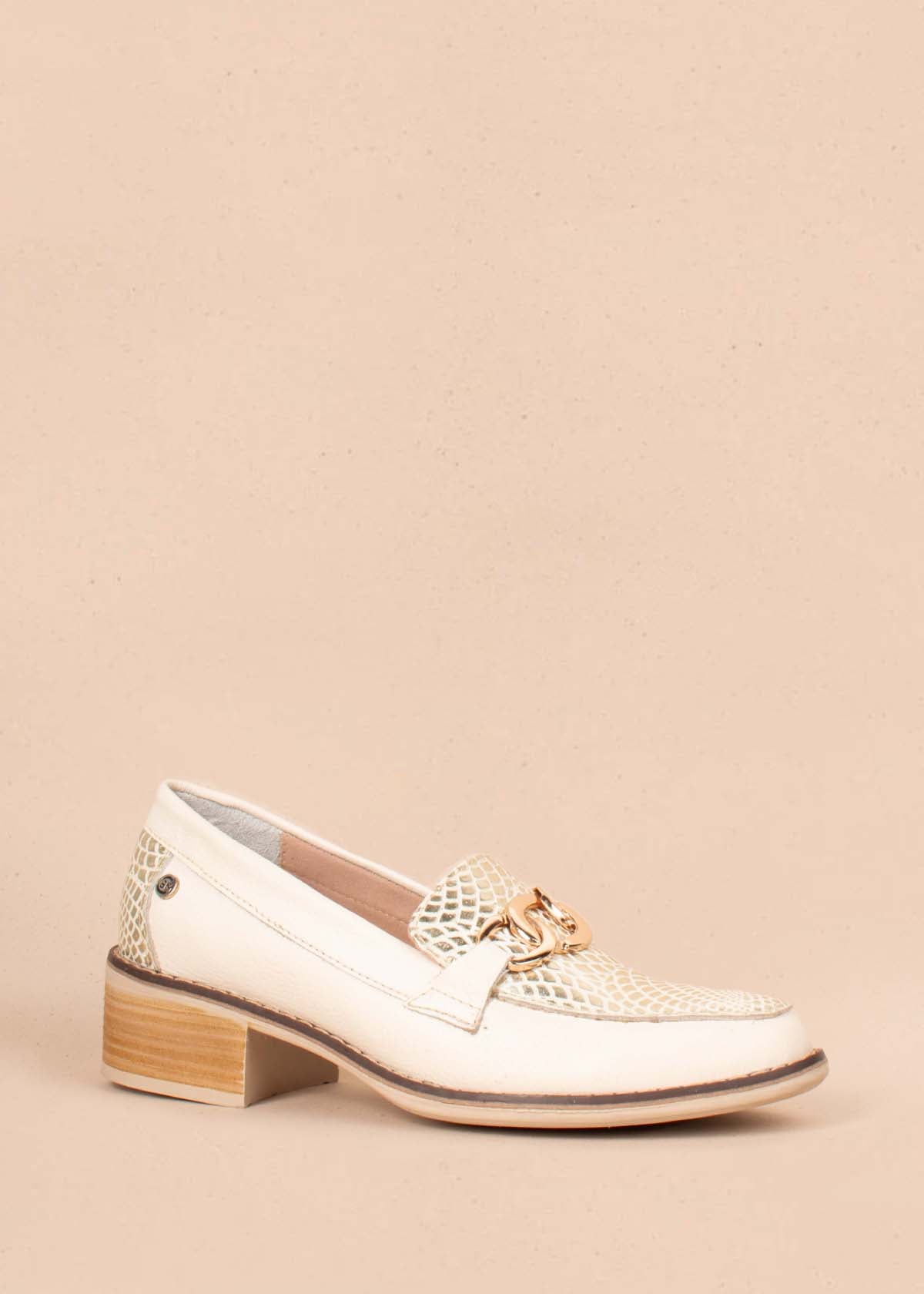 Mocasines en cuero color talco con textura tipo croco y aplique dorado 104330