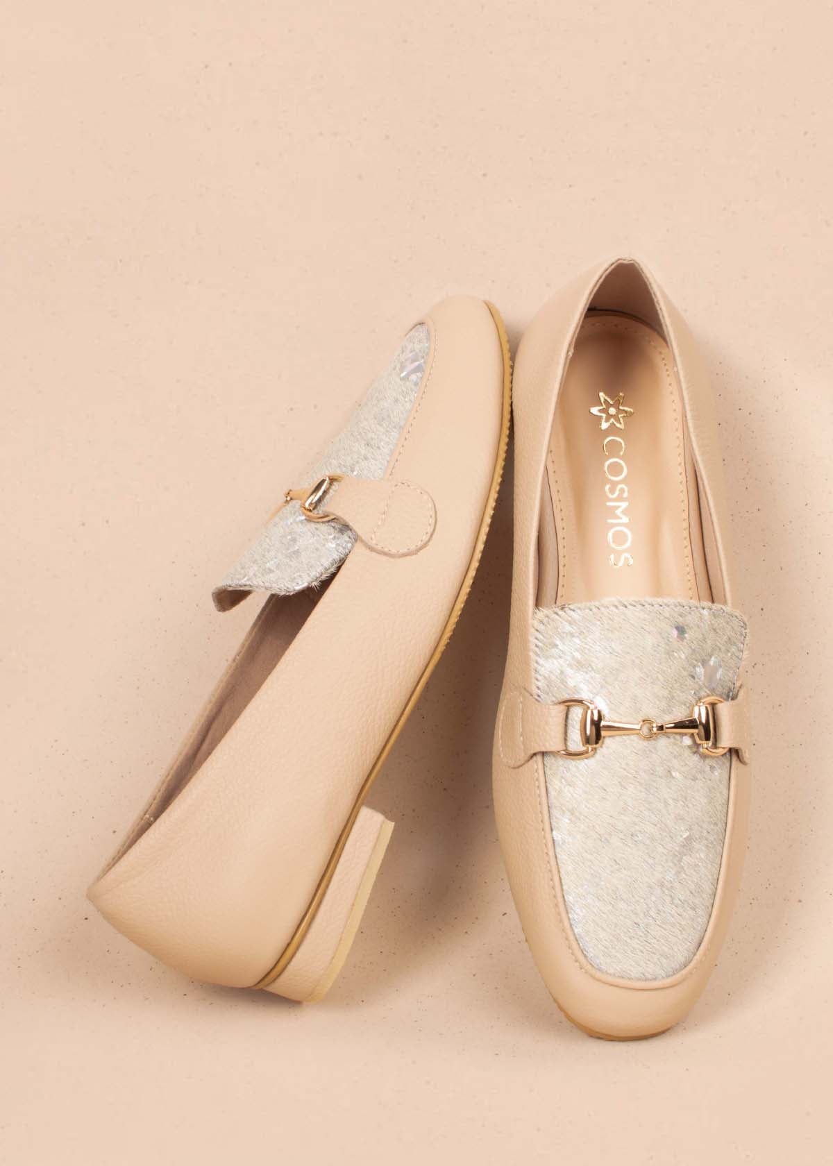 Mocasines en cuero color almendra con aplique dorado 104334