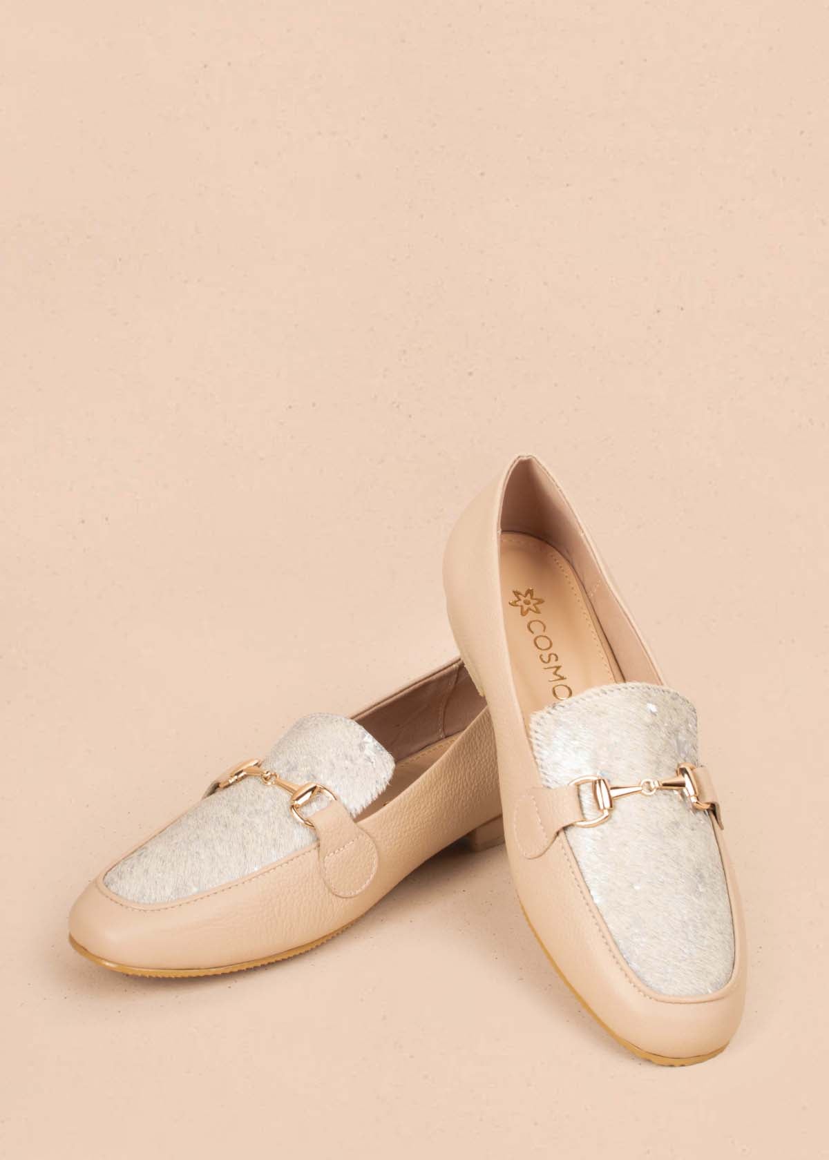 Mocasines en cuero color almendra con aplique dorado 104334