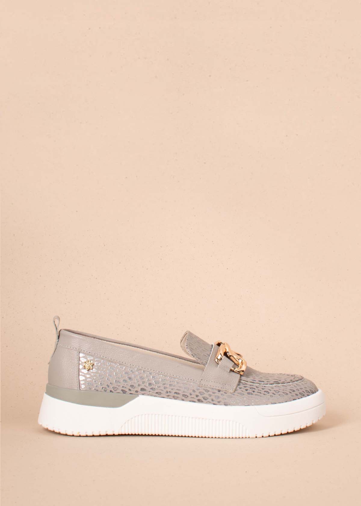 Mocasines en cuero color gris con textura tipo croco y aplique dorado 104337