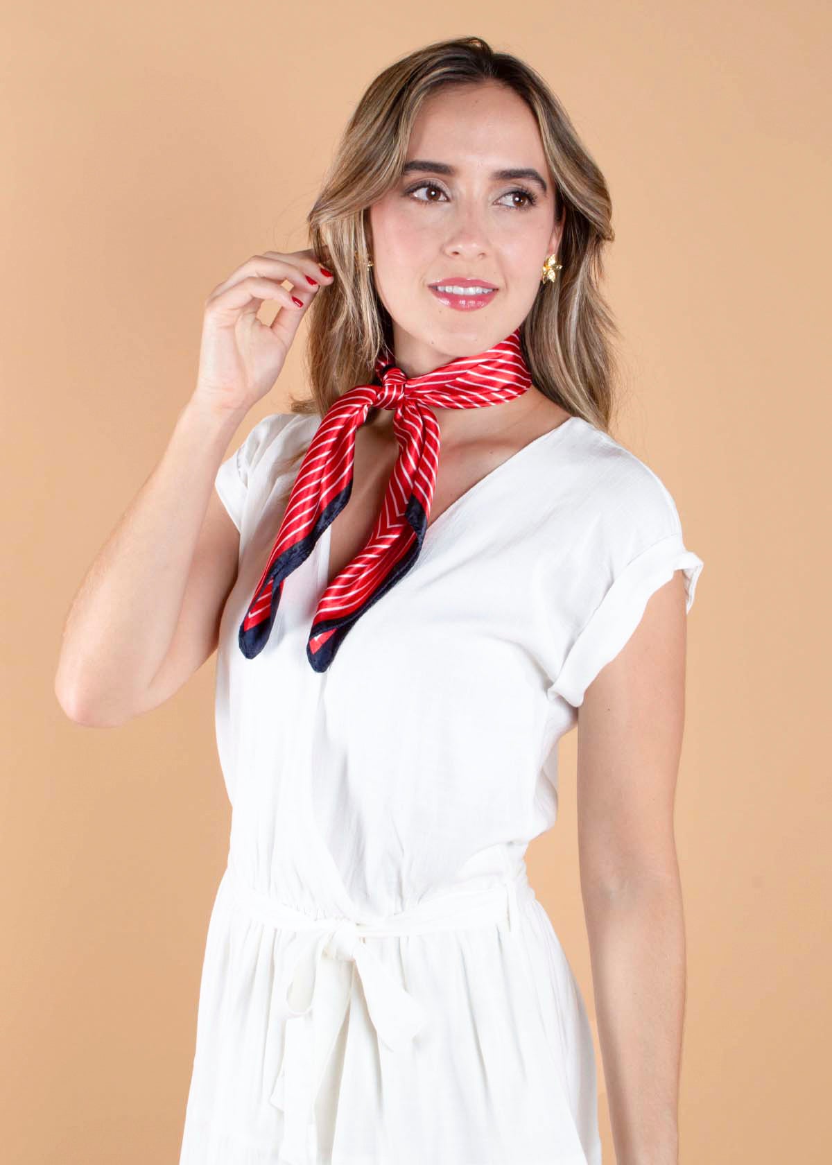 Vestido corto color blanco con recogido en abdomen y cuello en v 104343