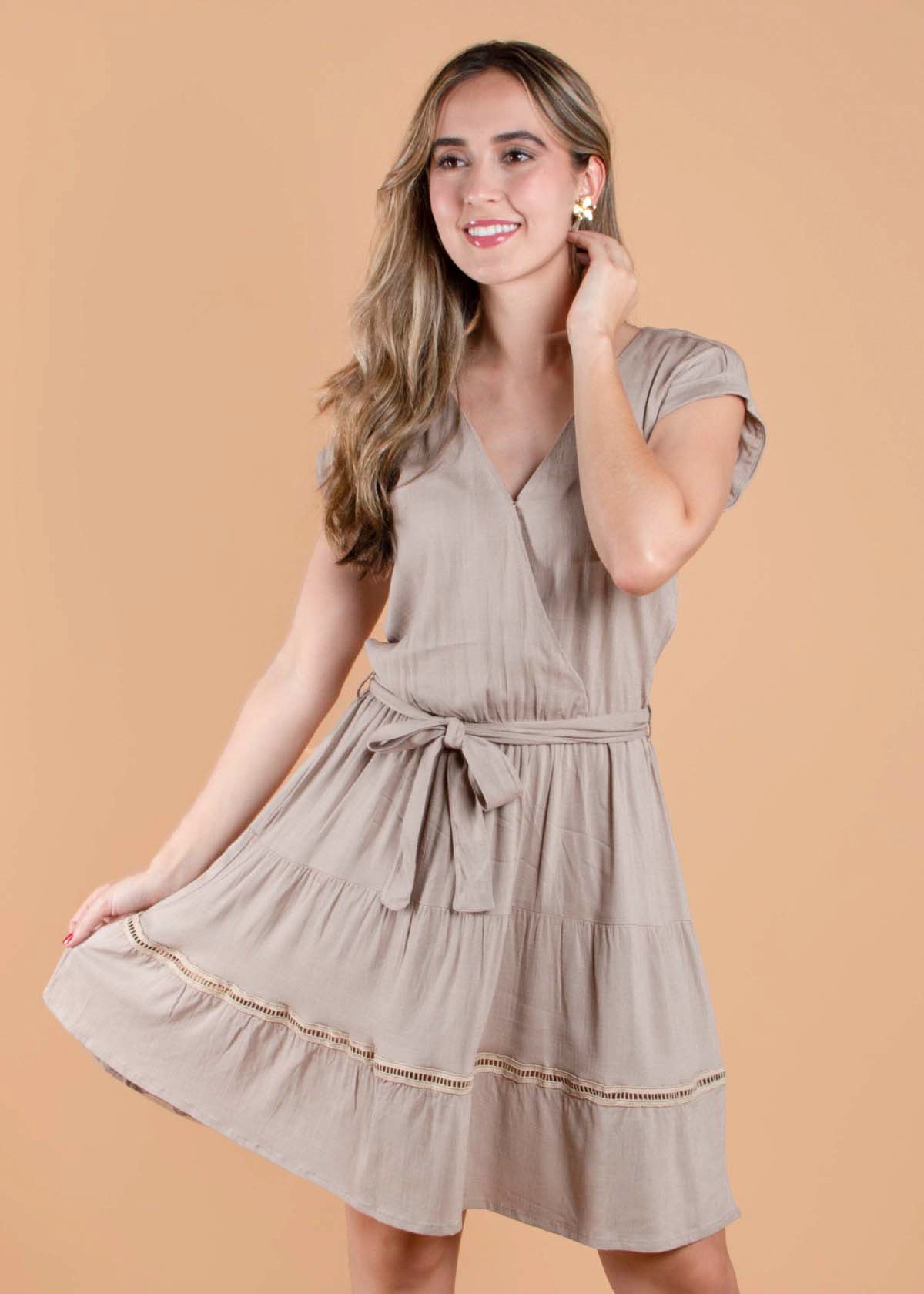 Vestido corto color camel con recogido en abdomen y cuello en v 104343