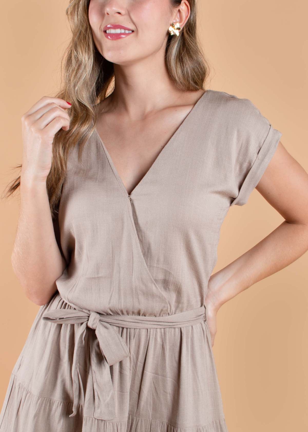 Vestido corto color camel con recogido en abdomen y cuello en v 104343
