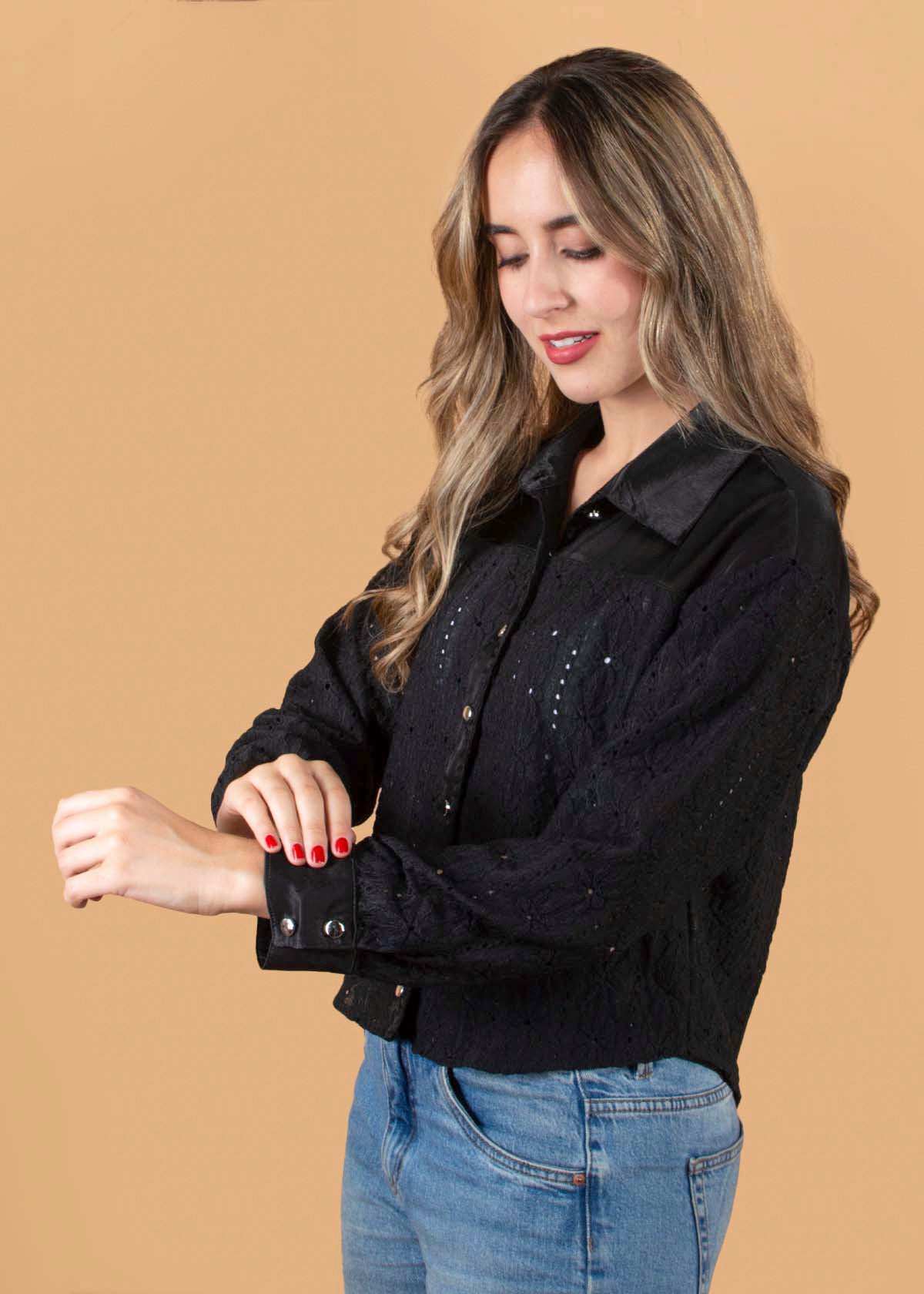 Blusa color negro en ojalillo 104399
