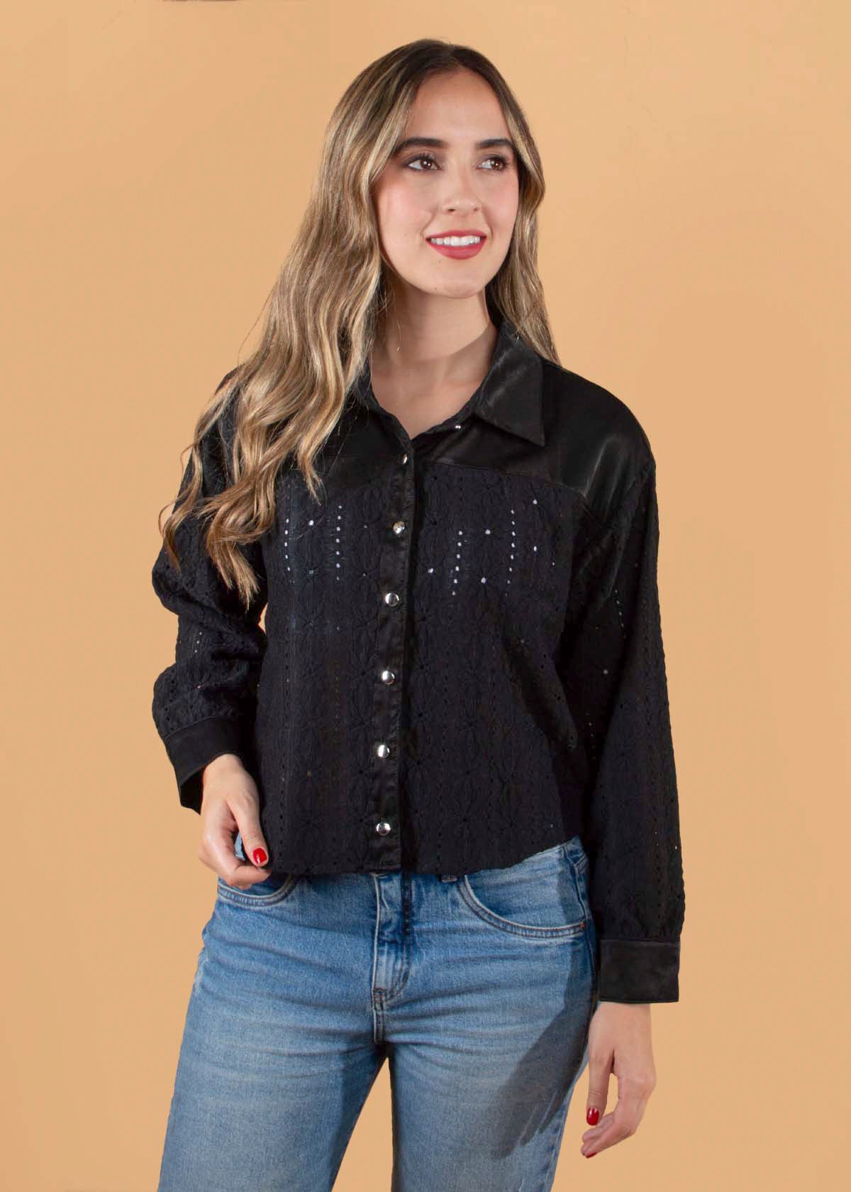 Blusa color negro en ojalillo 104399