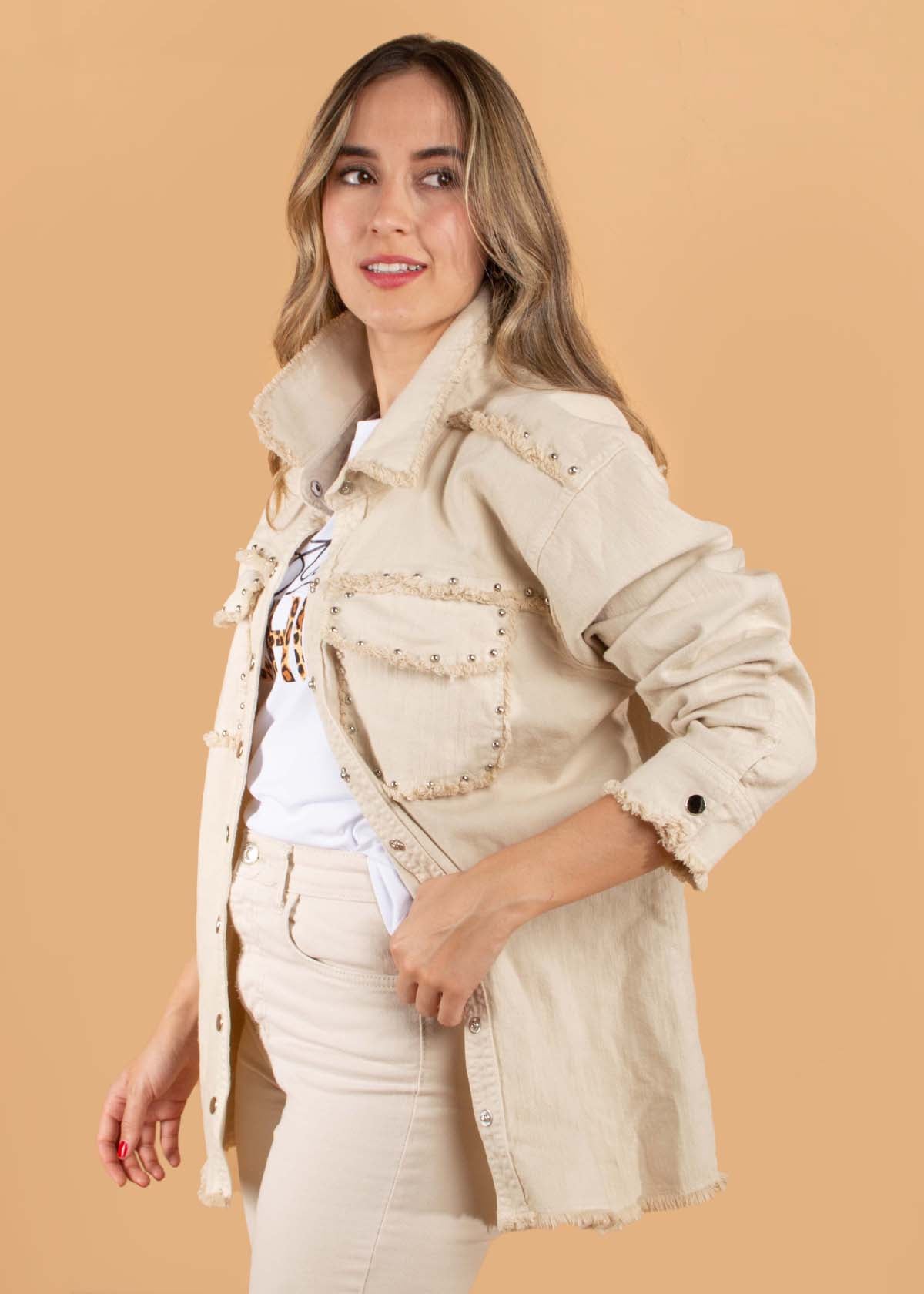 Chaqueta color camel con bolsillos y taches 104401