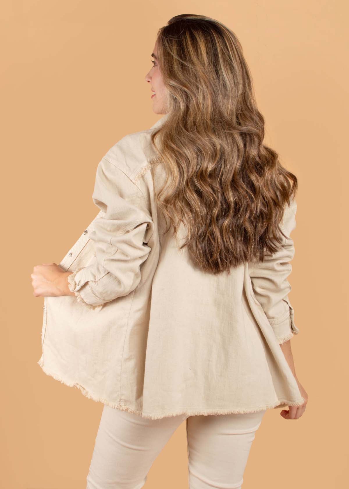 Chaqueta color camel con bolsillos y taches 104401