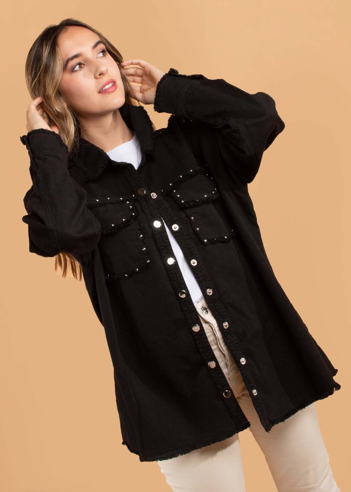Chaqueta color negro con bolsillos y taches 104401