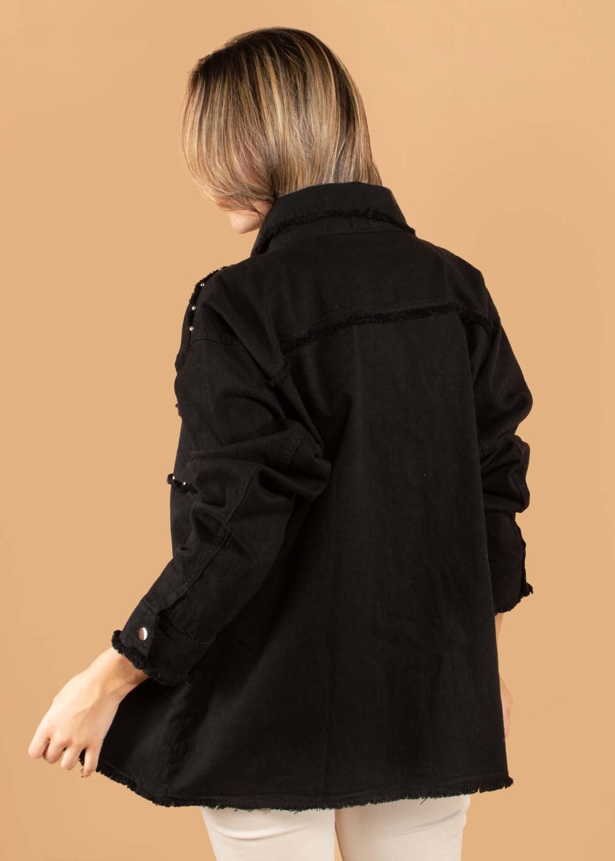 Chaqueta color negro con bolsillos y taches 104401
