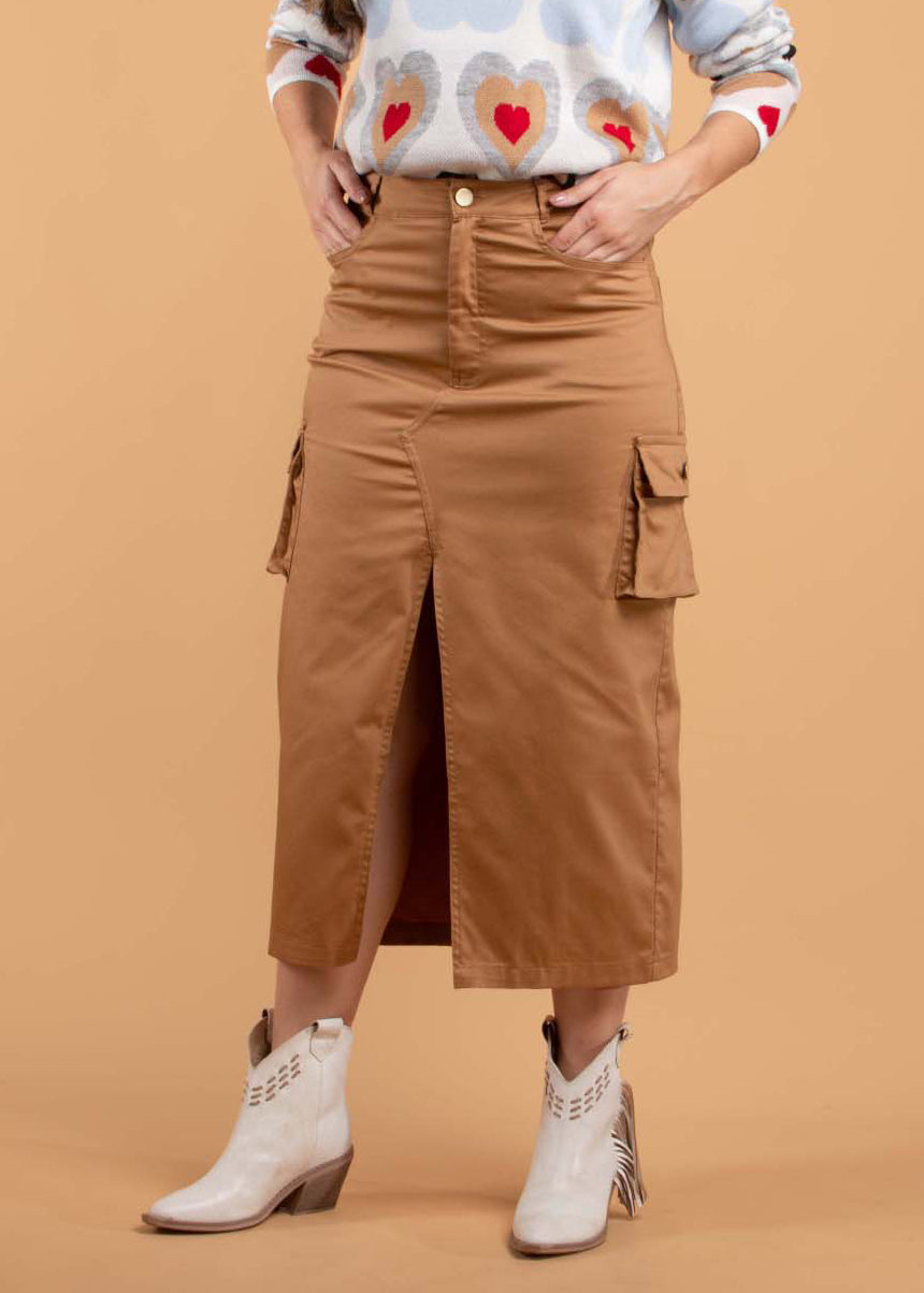Falda larga tipo cargo color camel con abertura frontal 104404