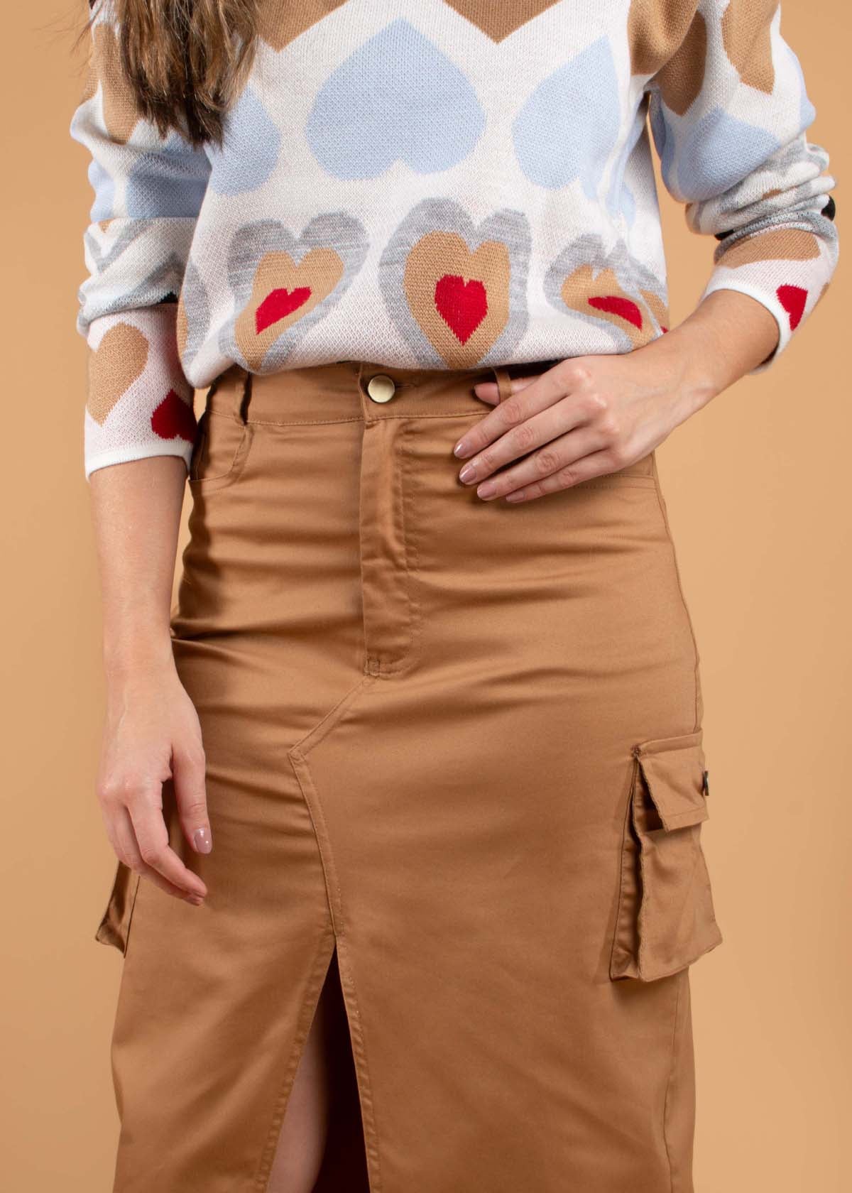 Falda larga tipo cargo color camel con abertura frontal 104404