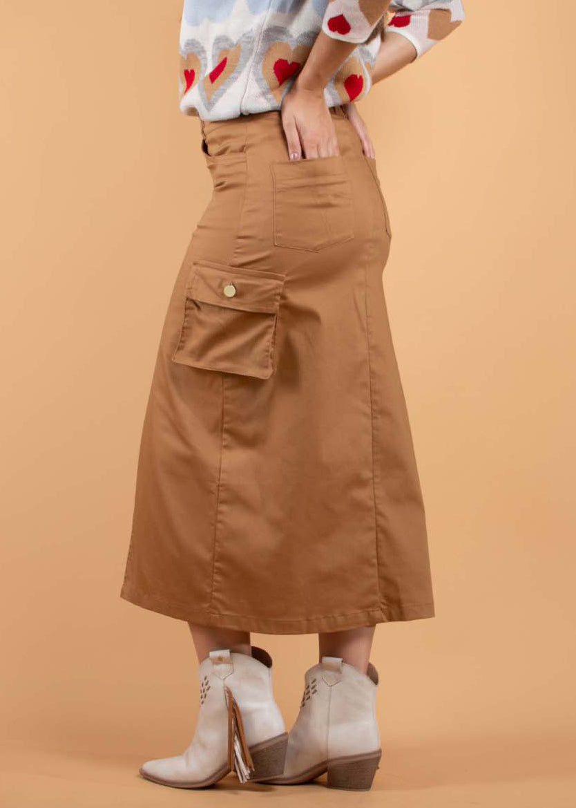 Falda larga tipo cargo color camel con abertura frontal 104404