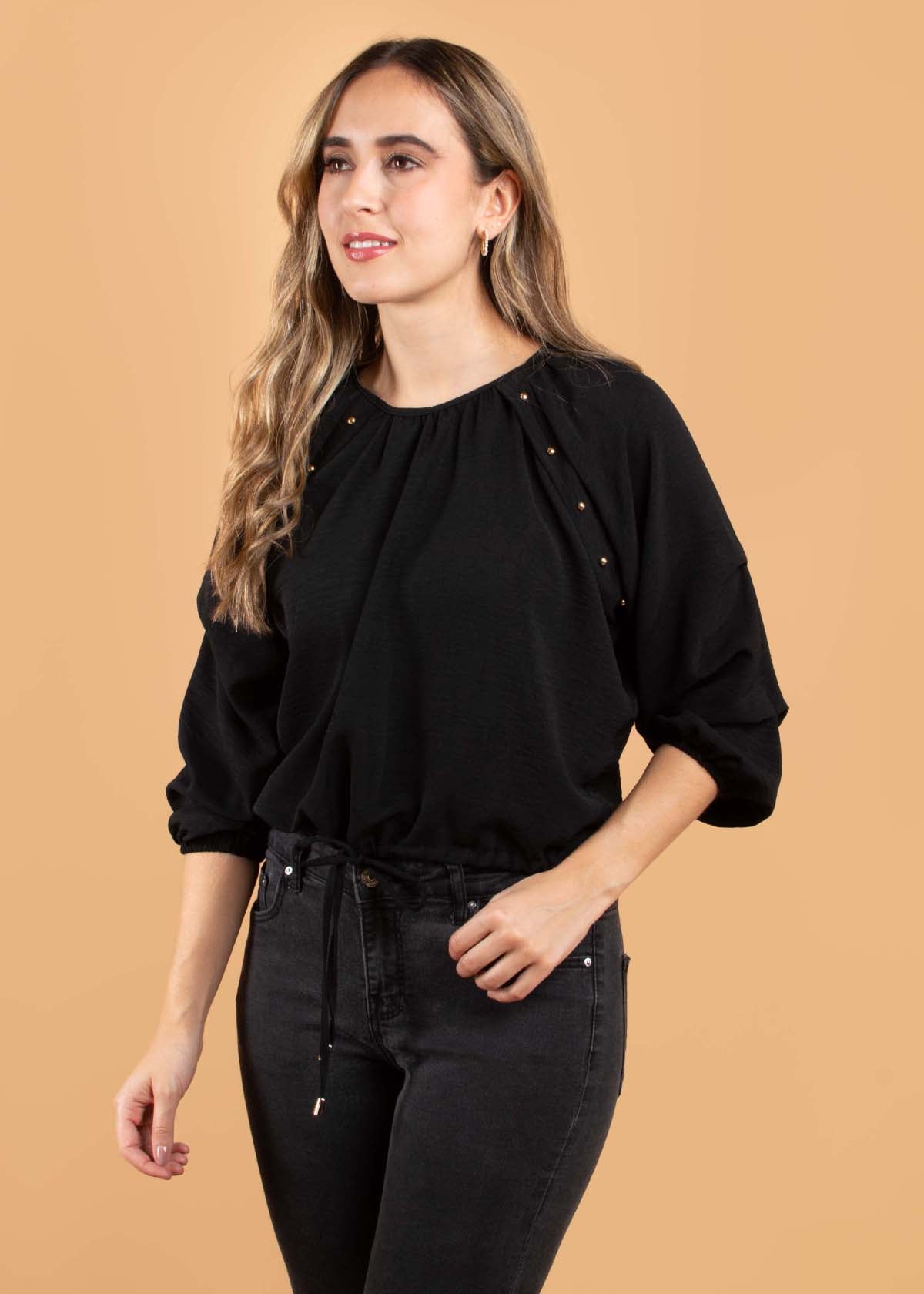 Blusa color negro con moño en abdomen y taches 104407