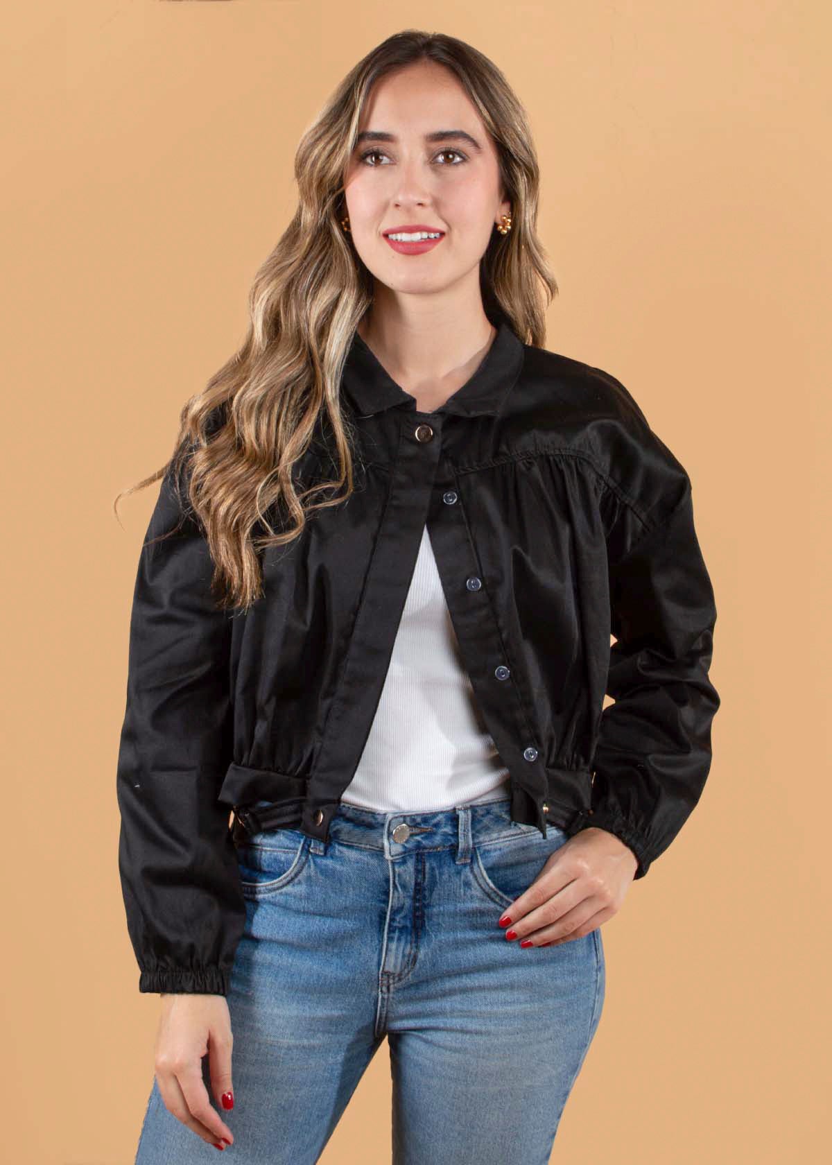 Chaqueta color negro con resorte en cintura y mangas 104425