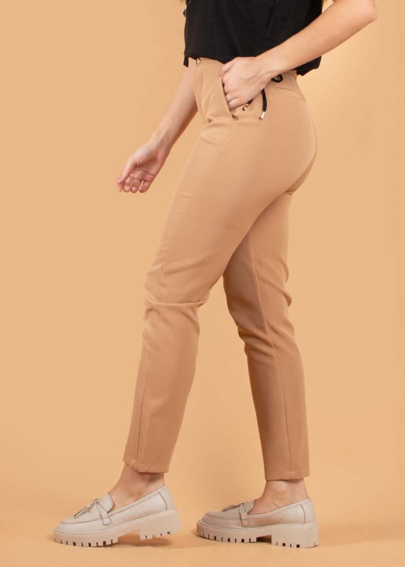 Pantalón clásico color camel 104434