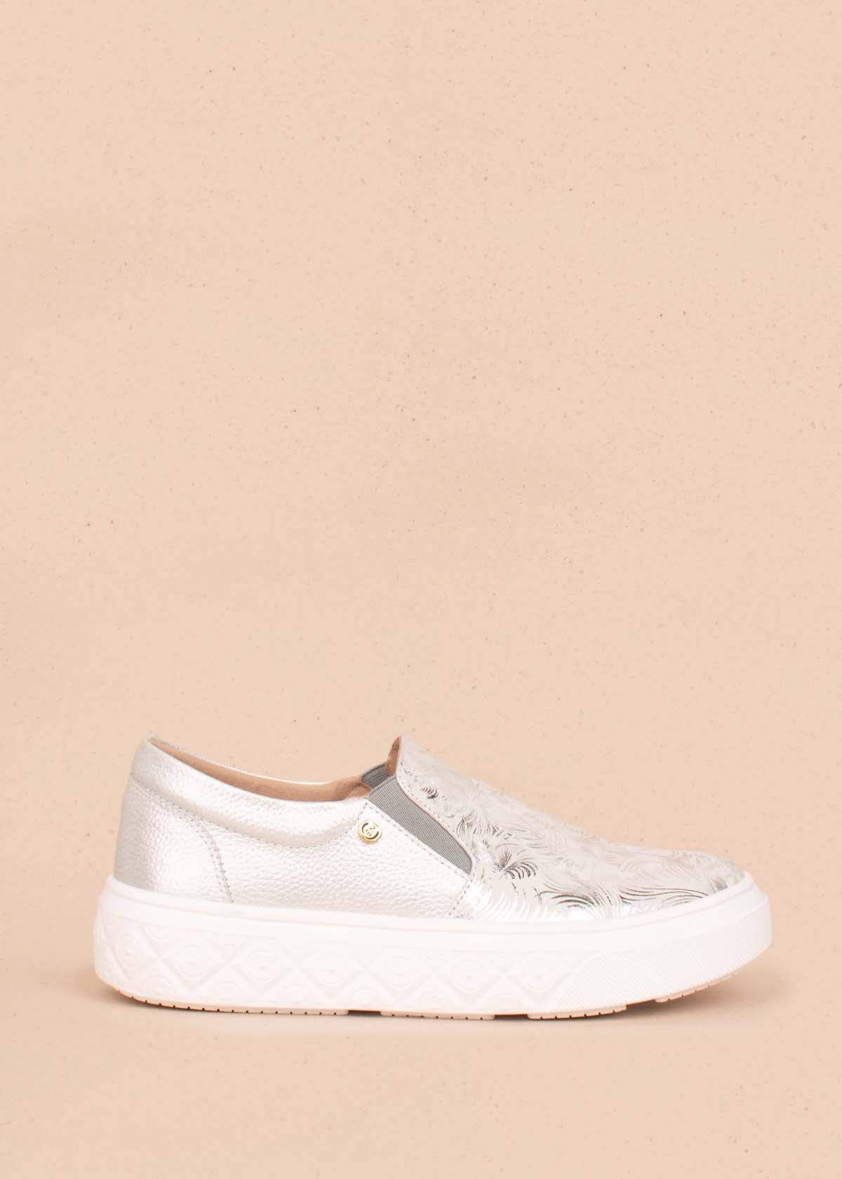 Tenis casuales en cuero color plata con folia 104437