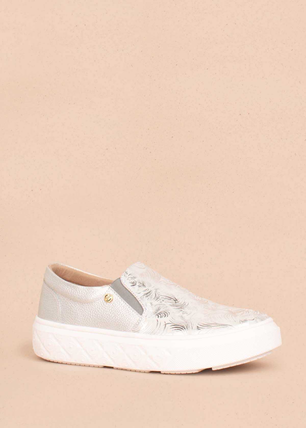 Tenis casuales en cuero color plata con folia 104437