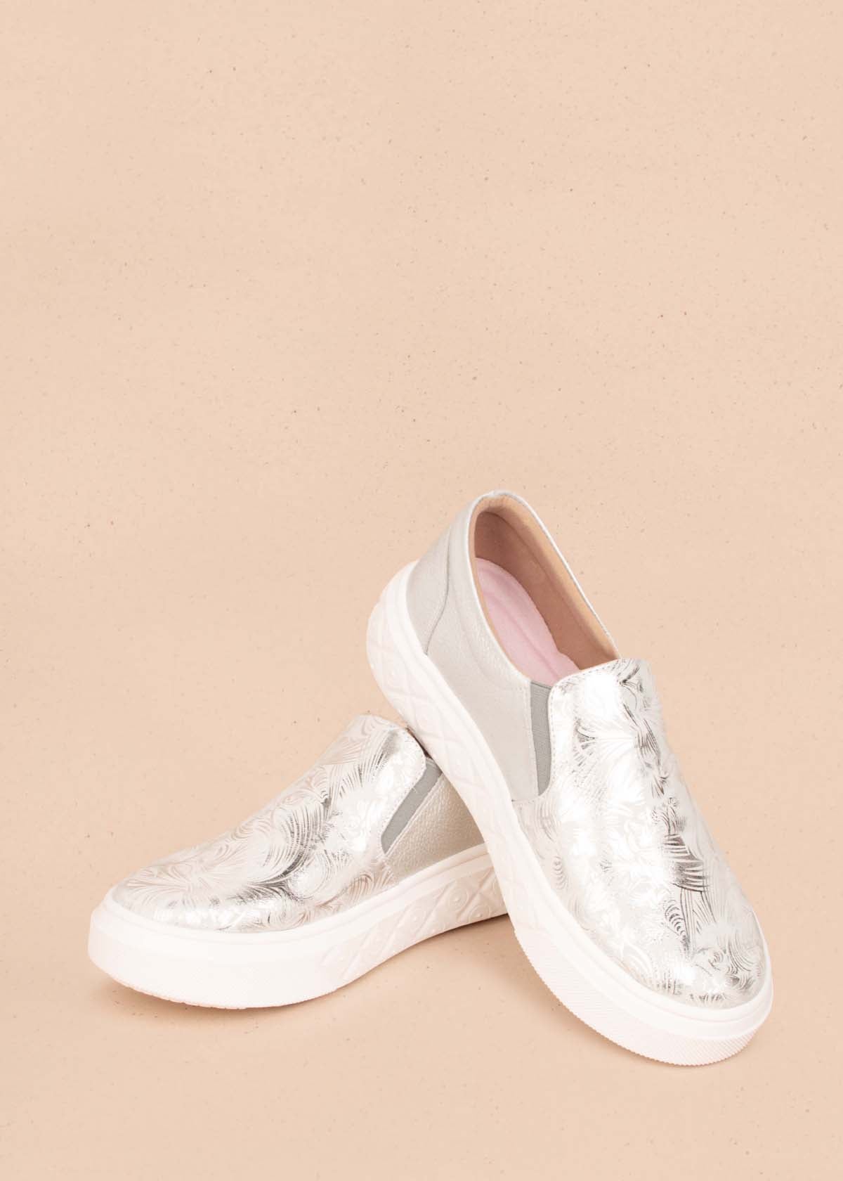 Tenis casuales en cuero color plata con folia 104437