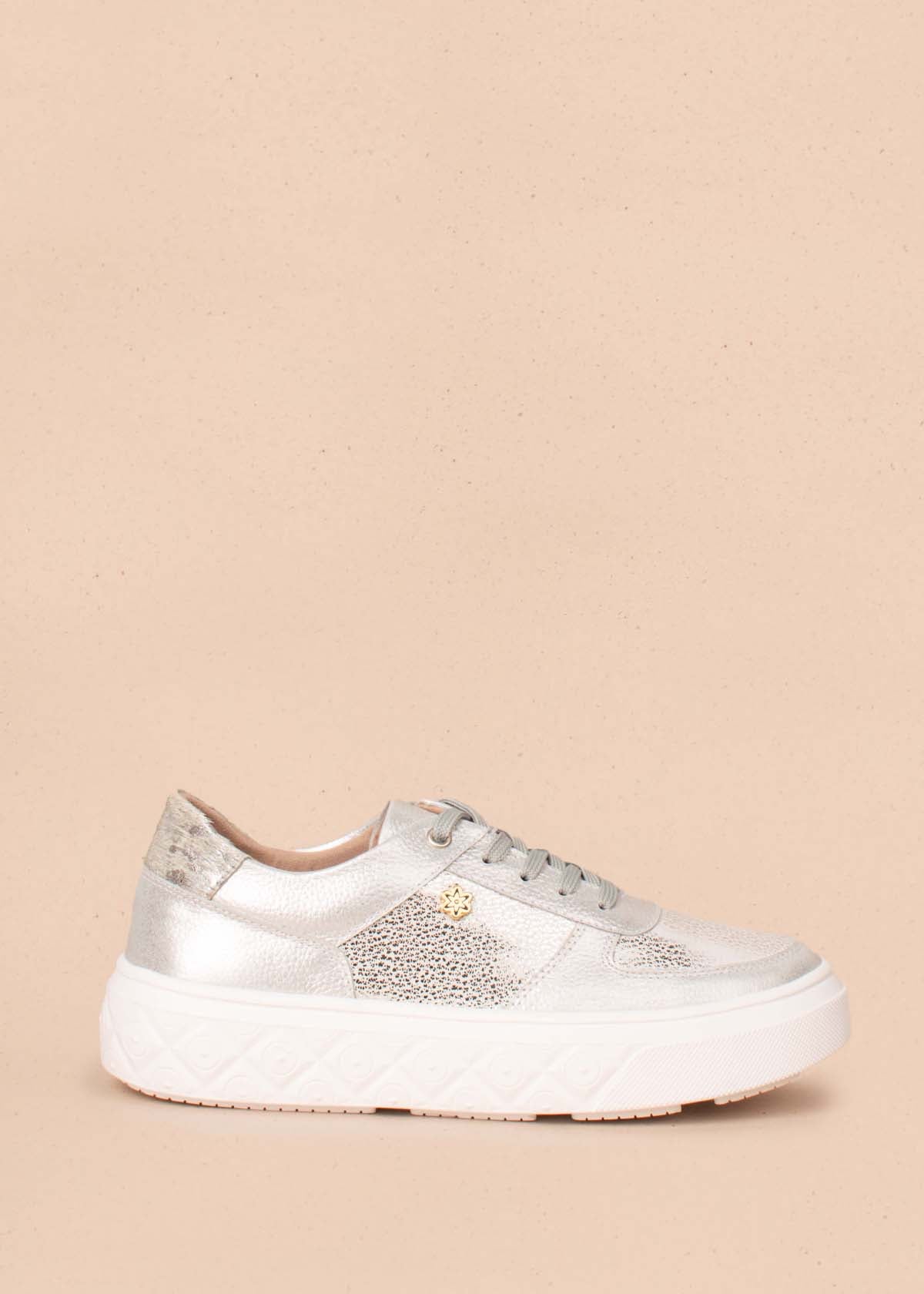 Tenis casuales en cuero color plata con textura tipo croco 104438