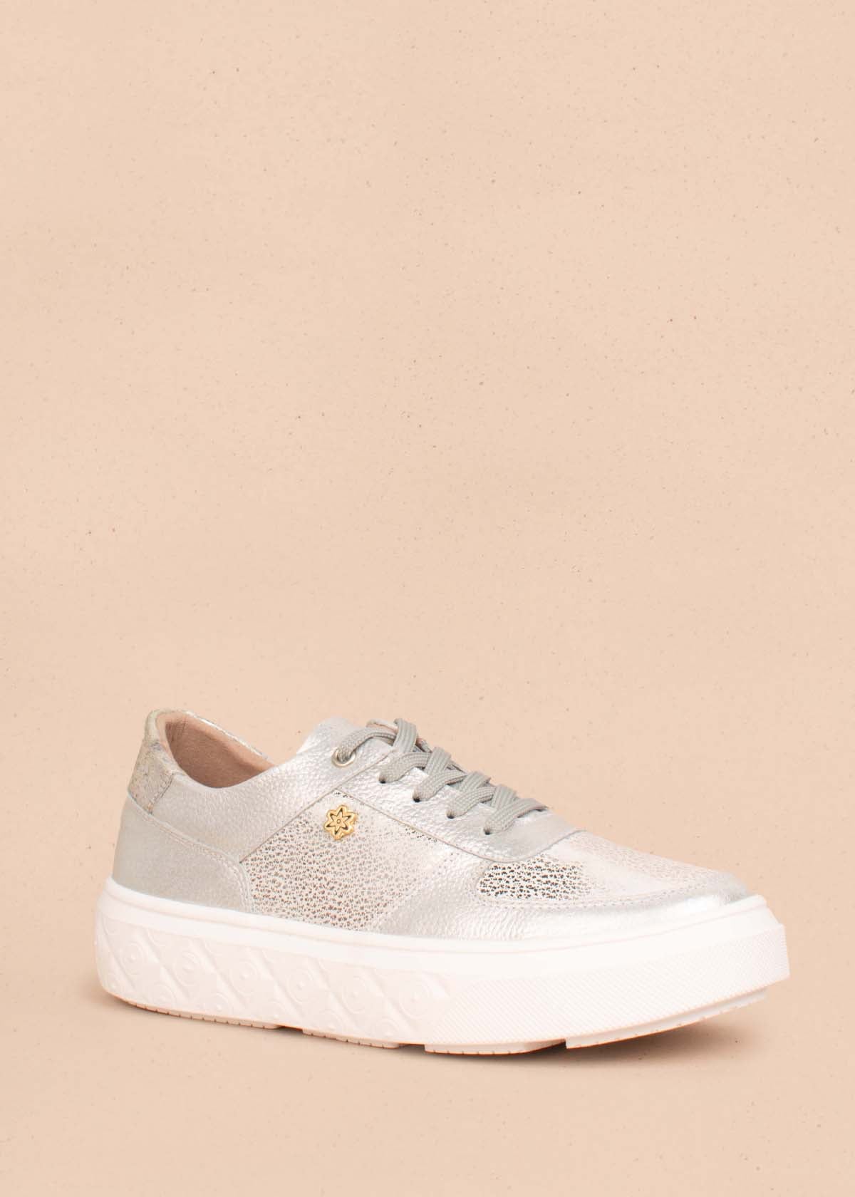 Tenis casuales en cuero color plata con textura tipo croco 104438