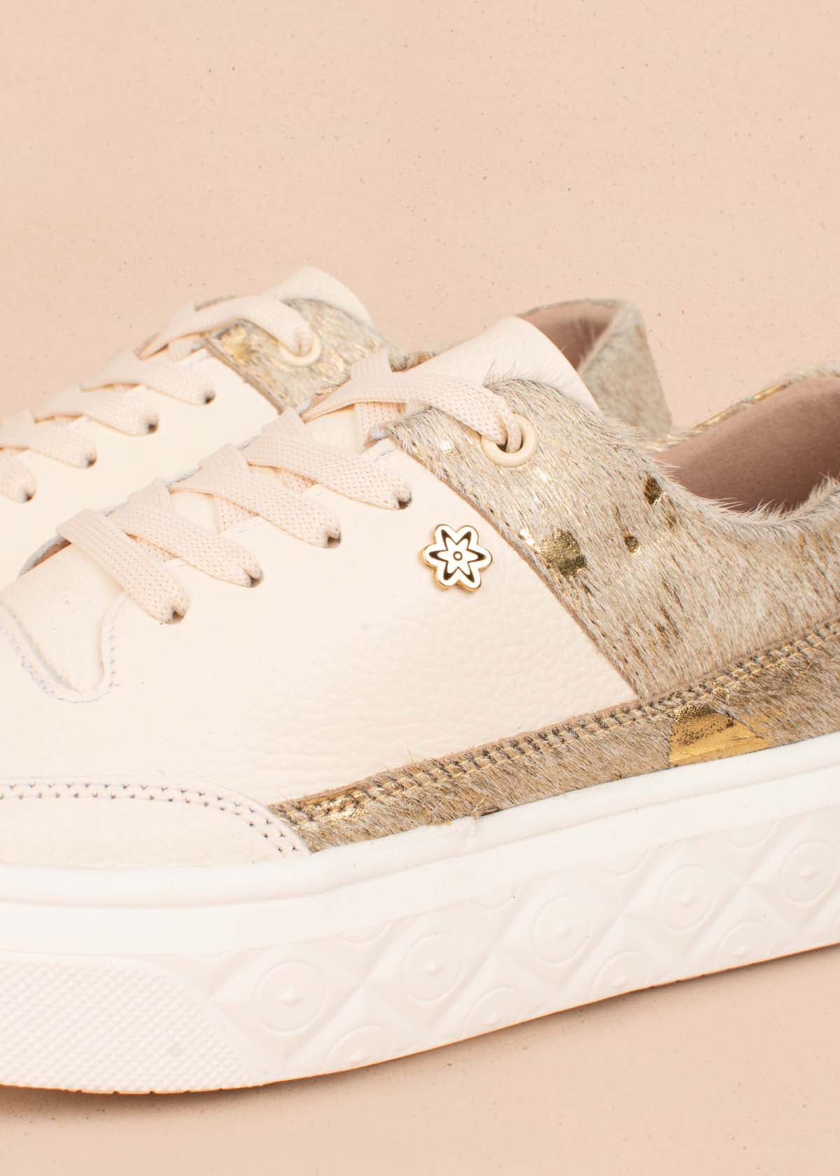 Tenis casuales en cuero color champaña con cuero con pelo 104439