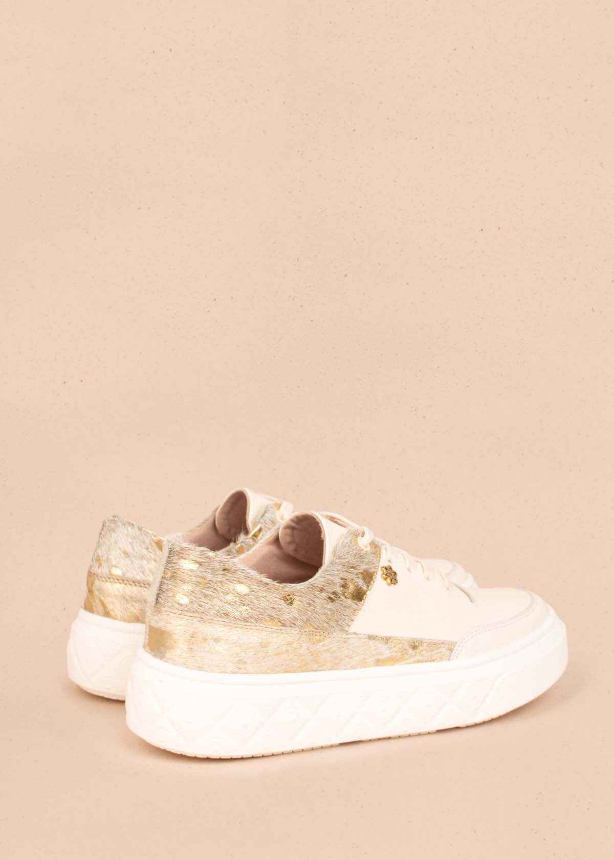 Tenis casuales en cuero color champaña con cuero con pelo 104439