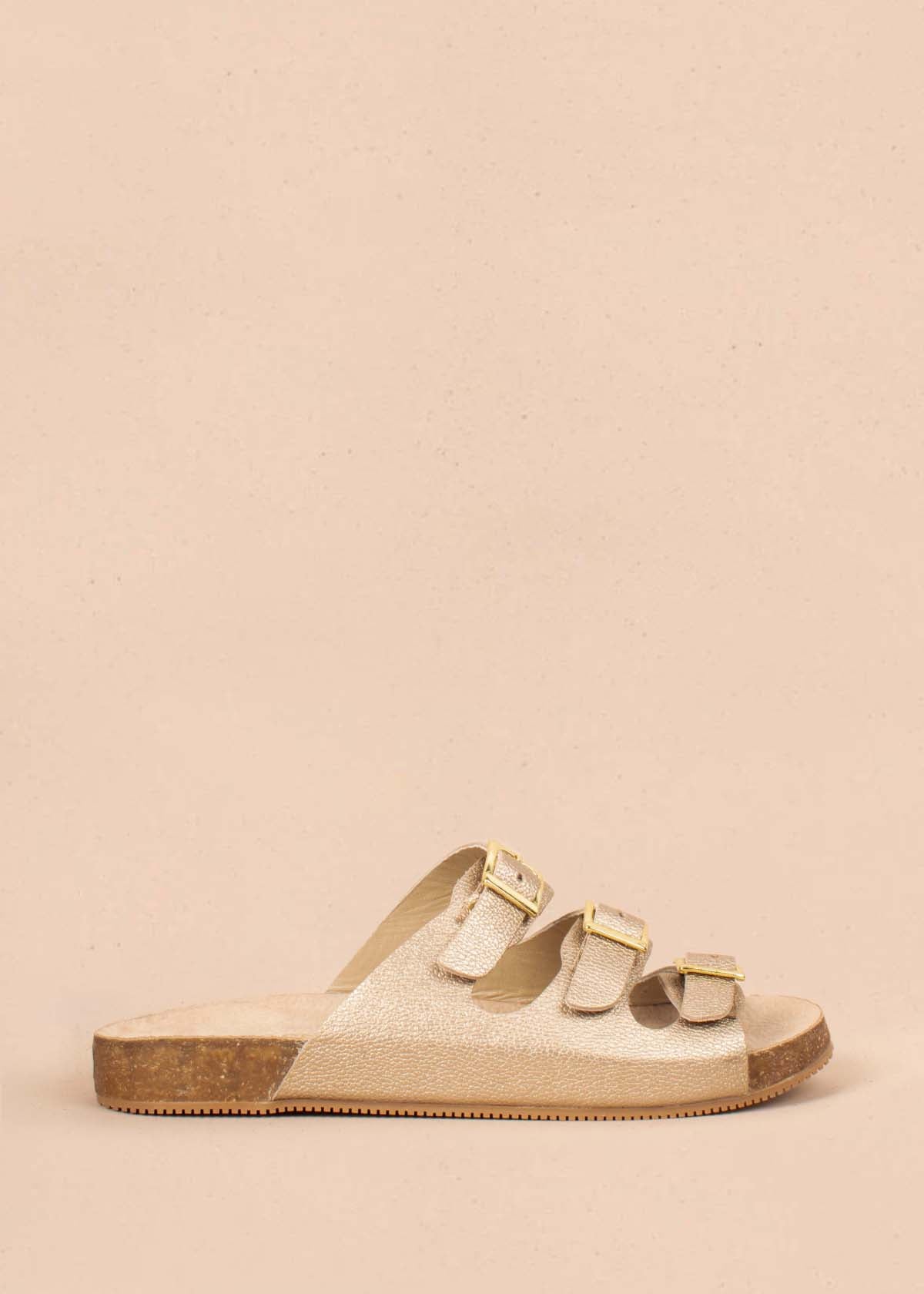 Sandalias planas en cuero color champaña con tres correas ajustables 104443