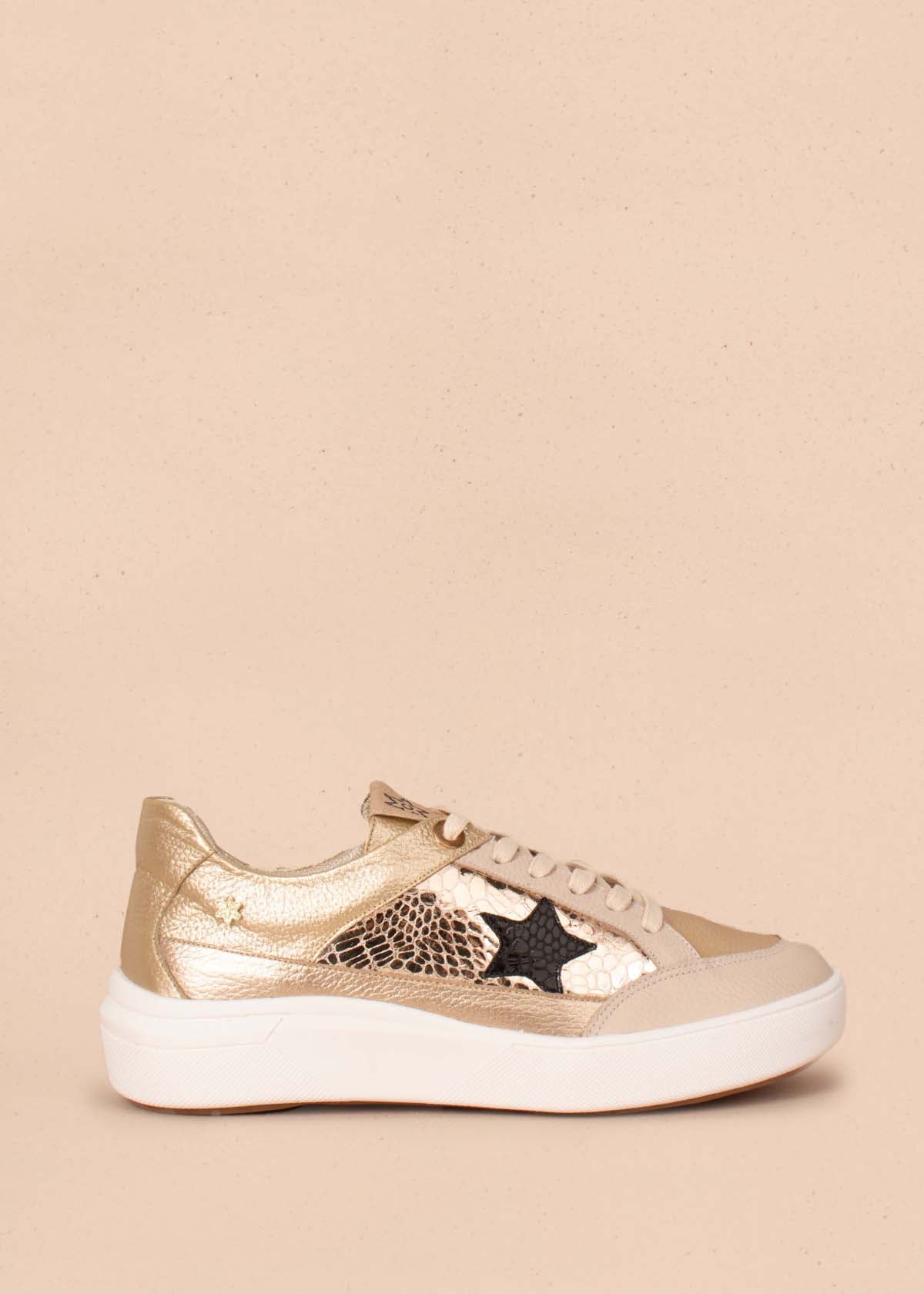 Tenis casuales en cuero color champaña con folia y detalle de estrella 104446