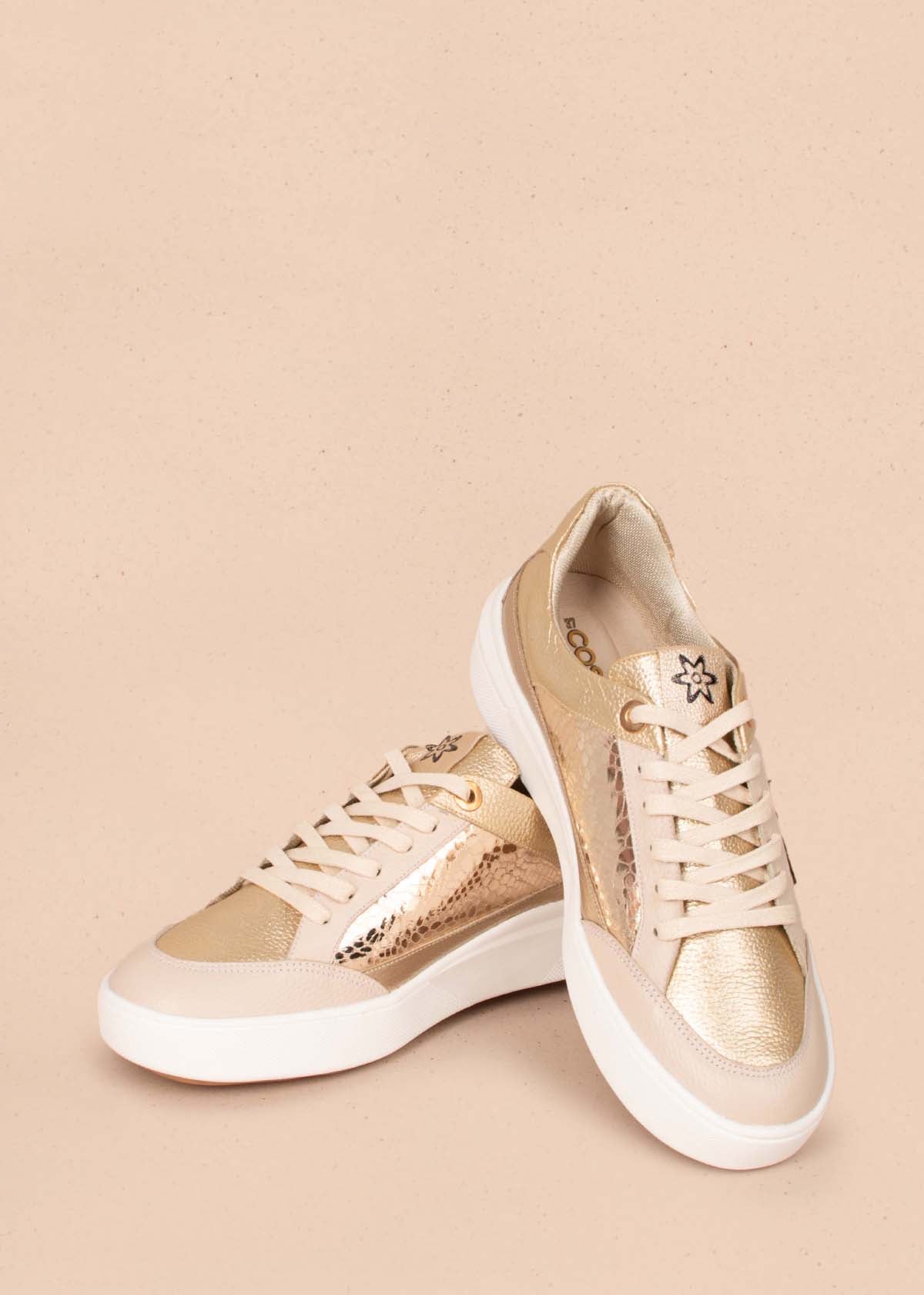 Tenis casuales en cuero color champaña con folia y detalle de estrella 104446
