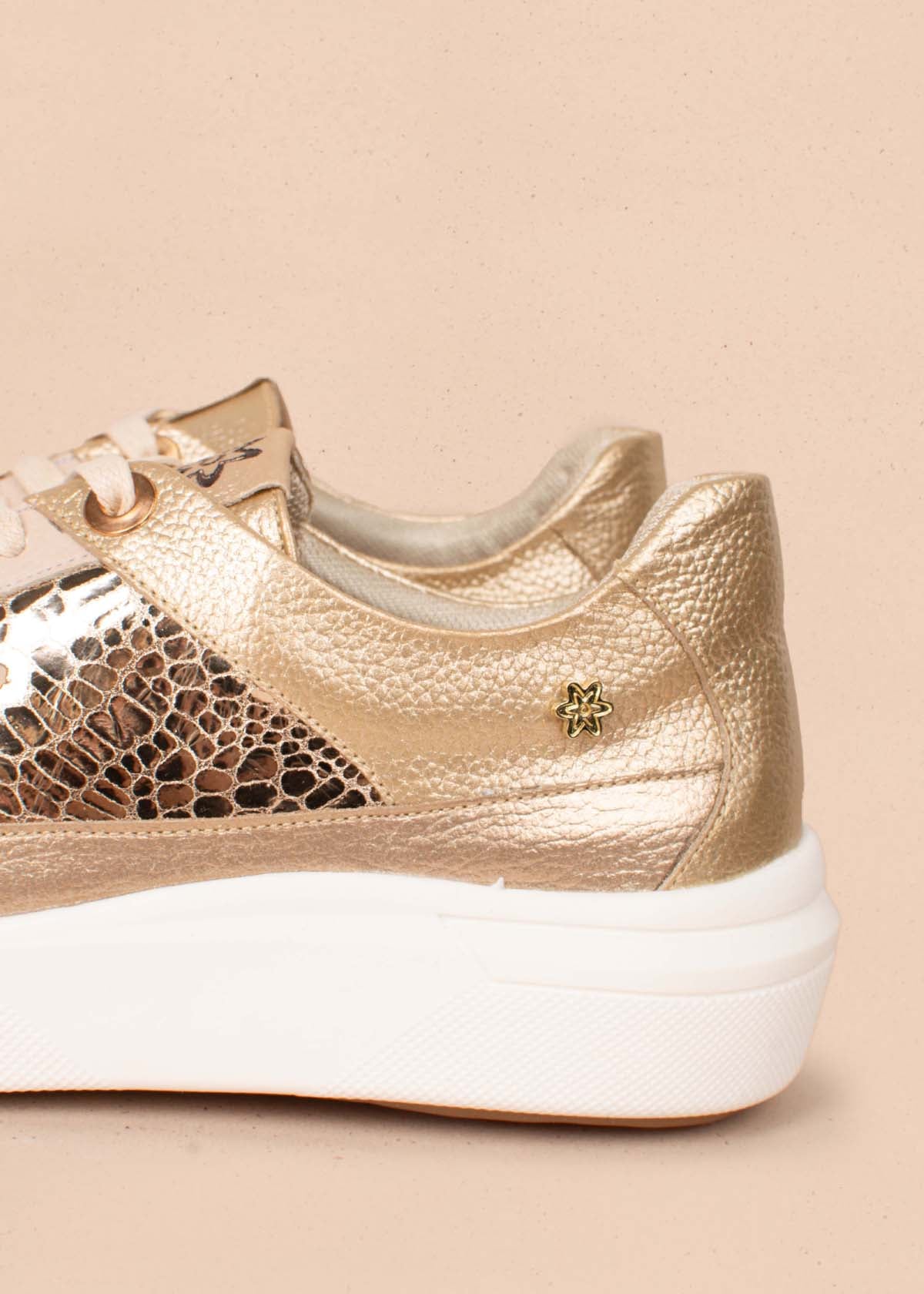 Tenis casuales en cuero color champaña con folia y detalle de estrella 104446