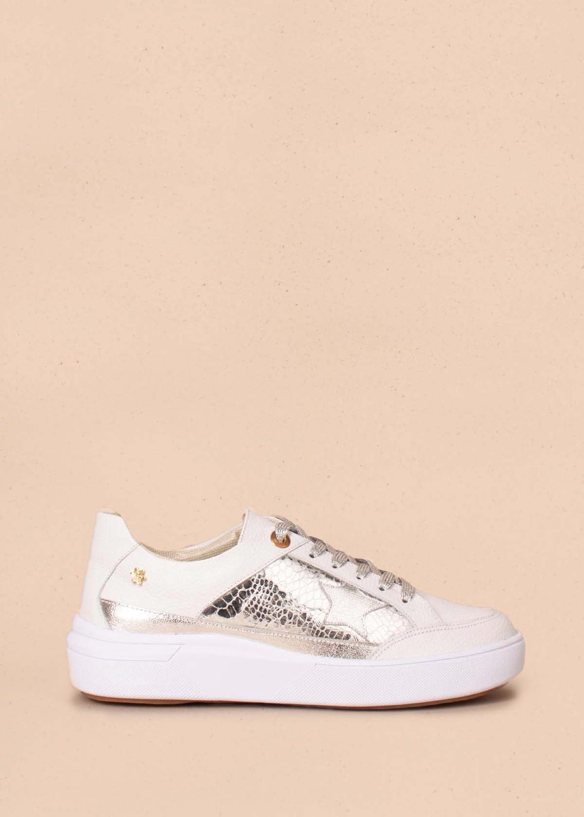 Tenis casuales en cuero color plata con folia y detalle de estrella 104447