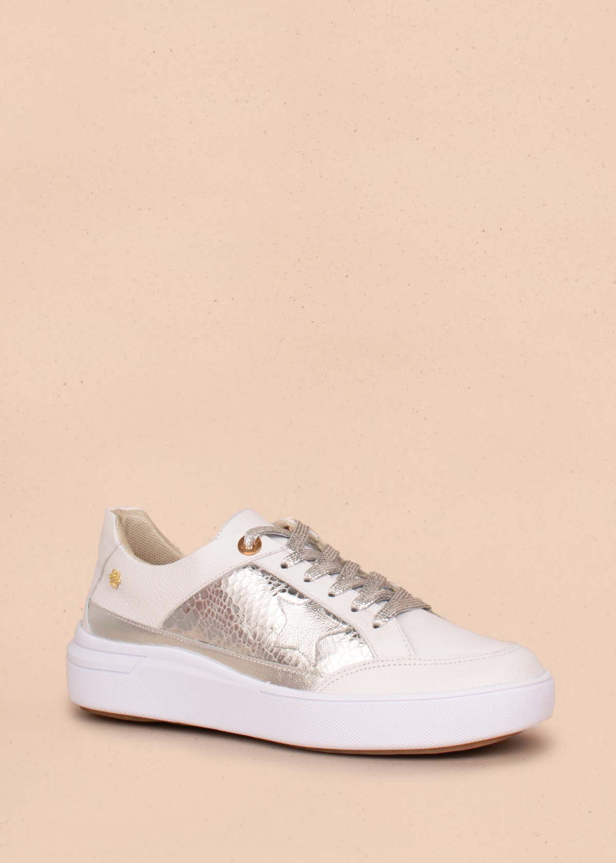 Tenis casuales en cuero color plata con folia y detalle de estrella 104447