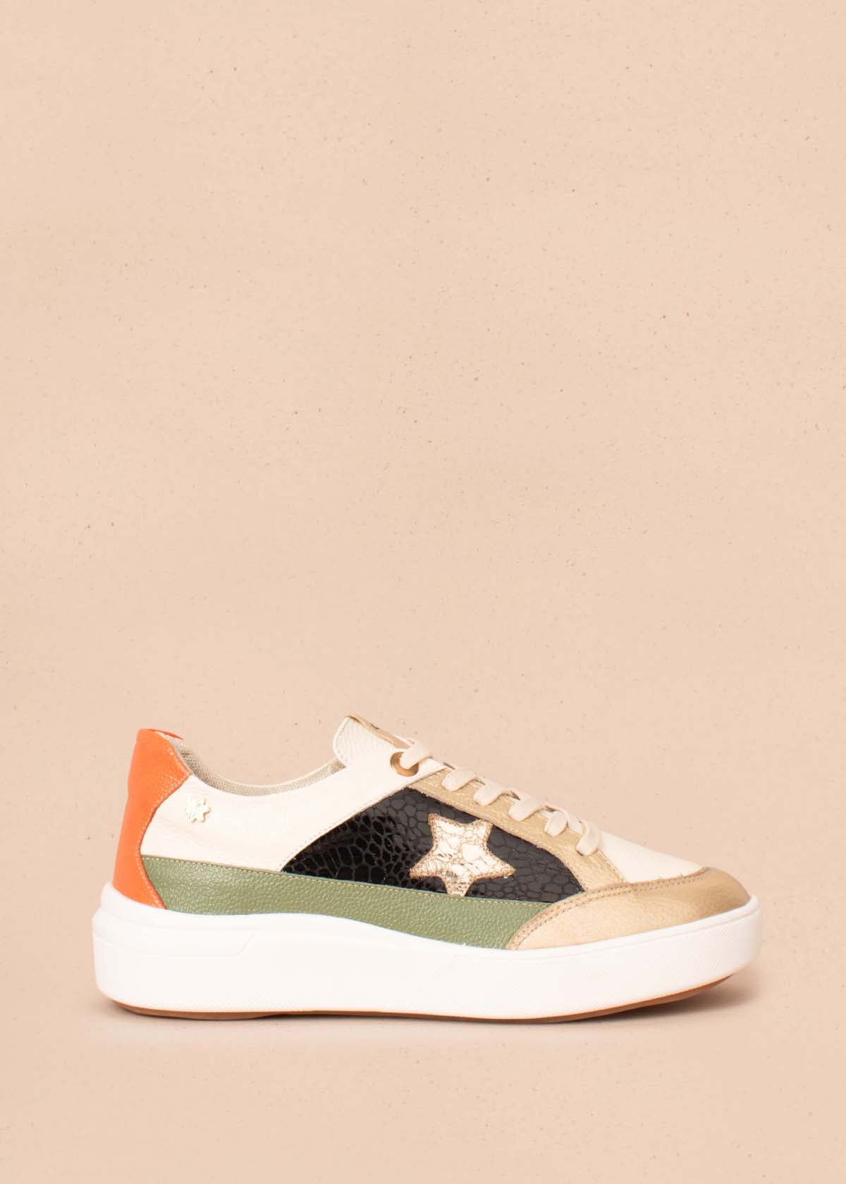 Tenis casuales en cuero color talco con folia y detalle de estrella 104449