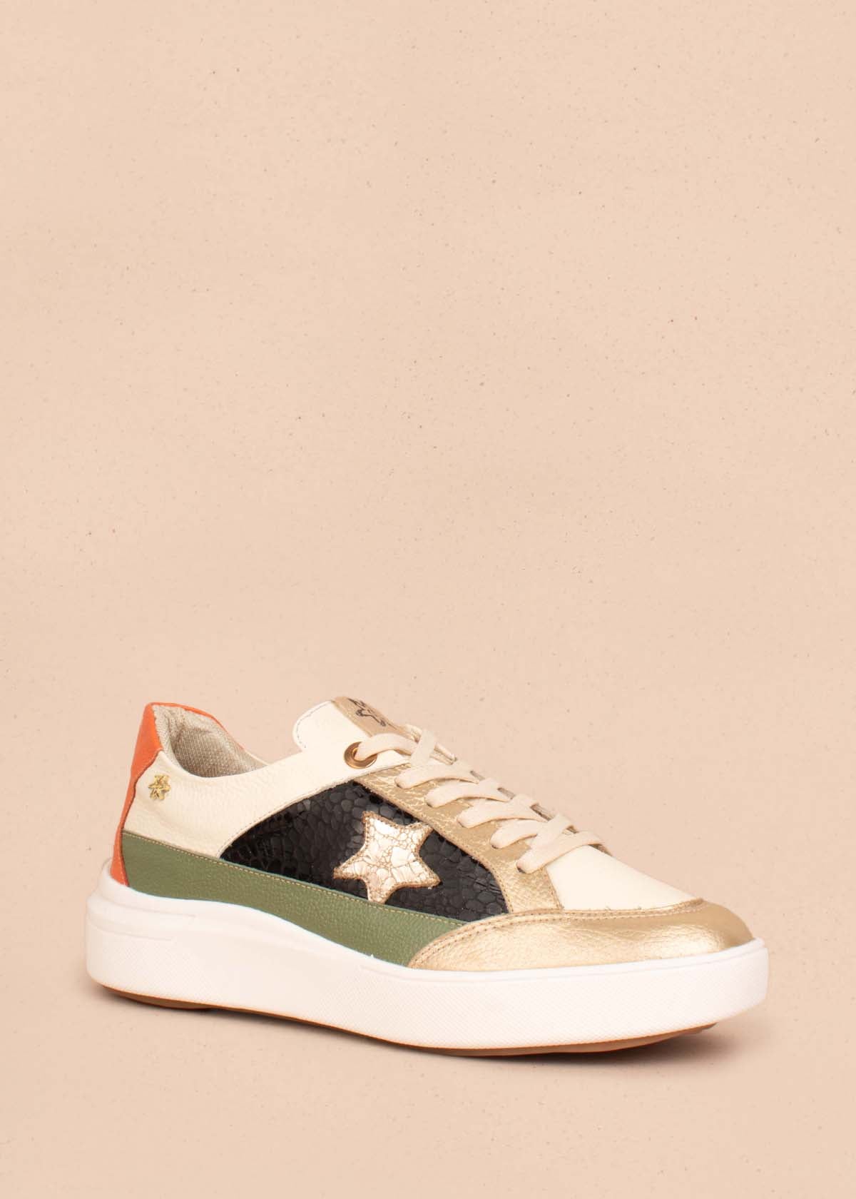 Tenis casuales en cuero color talco con folia y detalle de estrella 104449