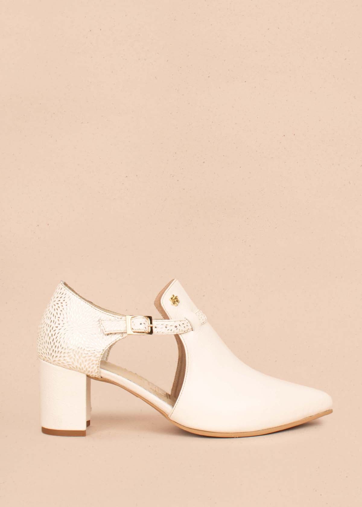 Botines en cuero color beige con folia en talón y correa 104450