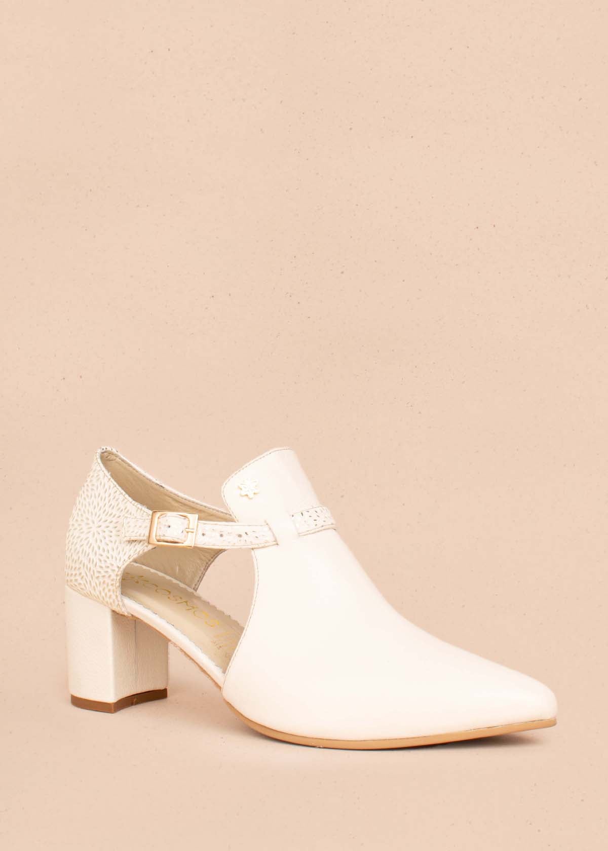 Botines en cuero color beige con folia en talón y correa 104450