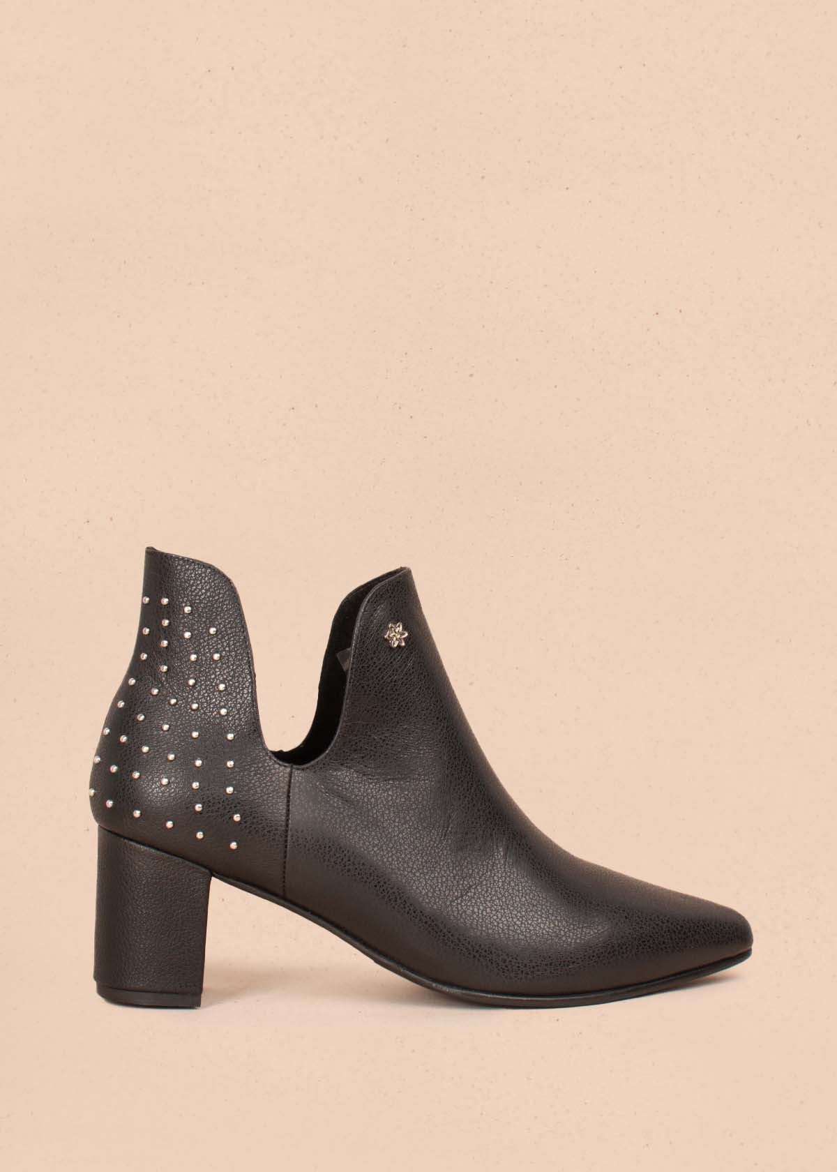 Botines en cuero color negro con taches en talón 104455