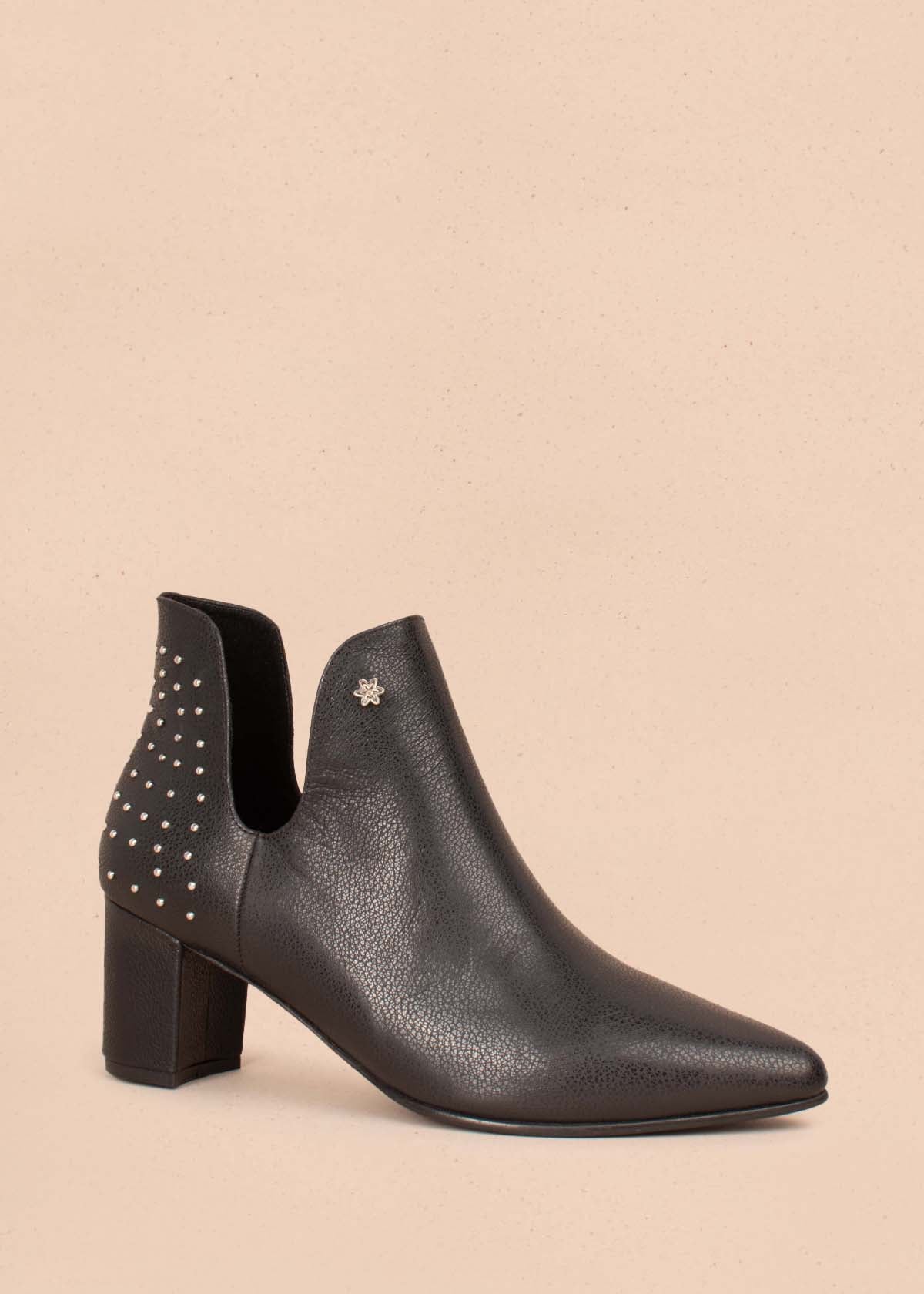 Botines en cuero color negro con taches en talón 104455