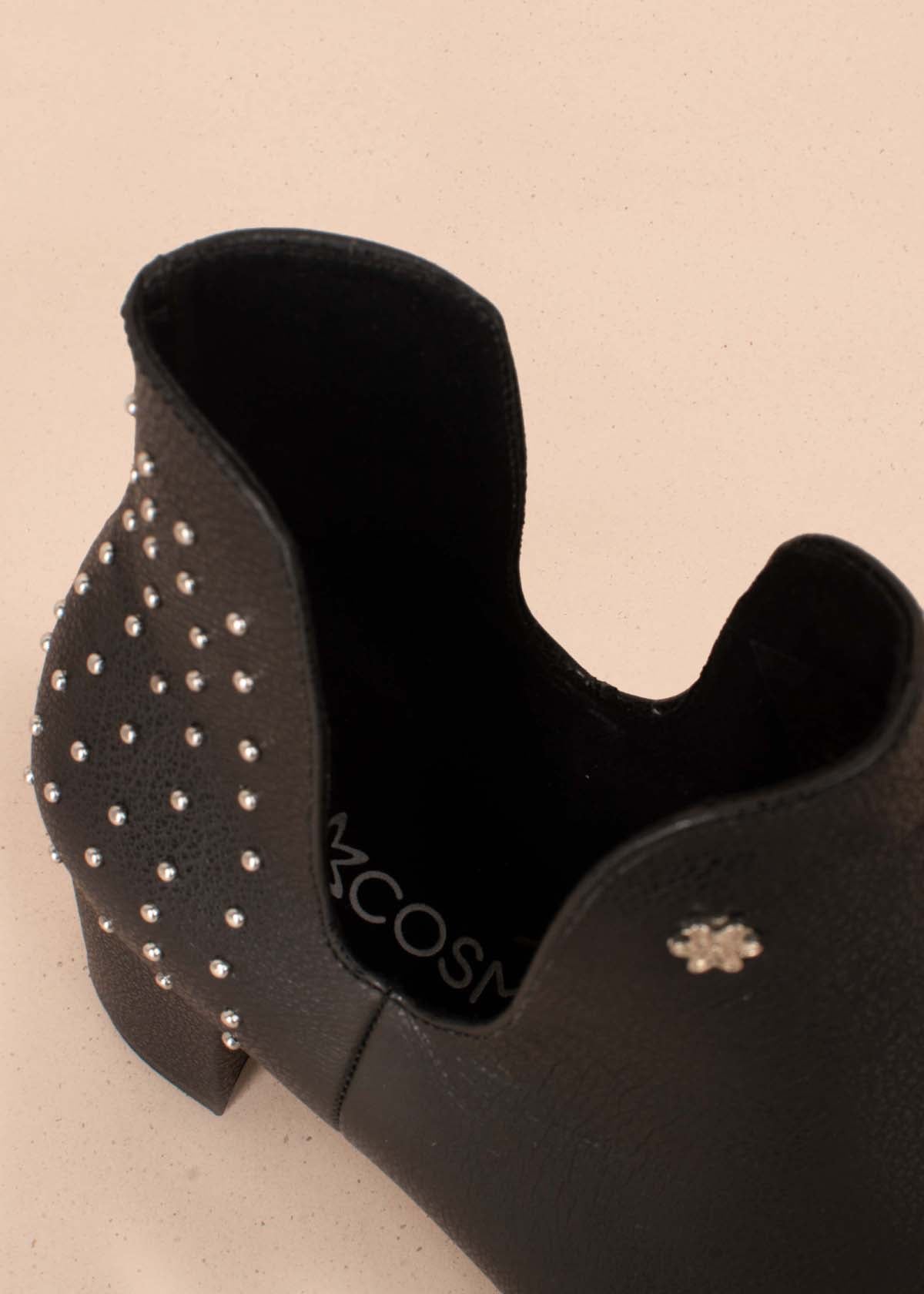 Botines en cuero color negro con taches en talón 104455