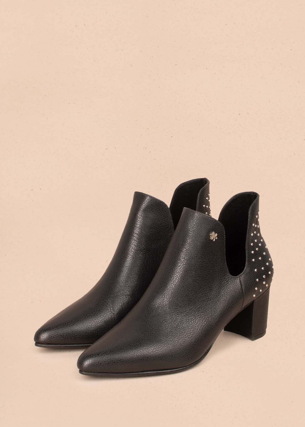 Botines en cuero color negro con taches en talón 104455