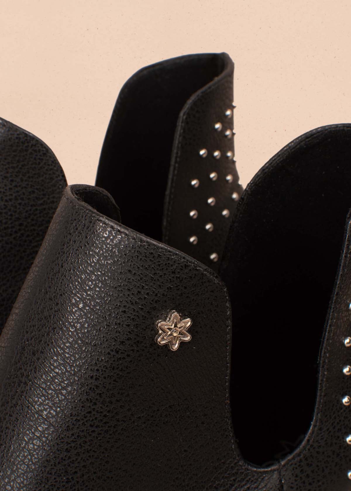 Botines en cuero color negro con taches en talón 104455